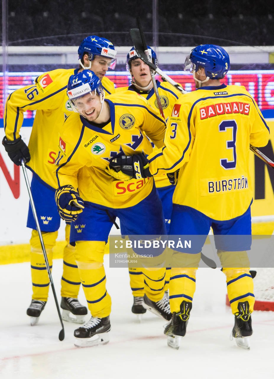 Sveriges Petter Emanuelsson jublar med Niclas Burström ,