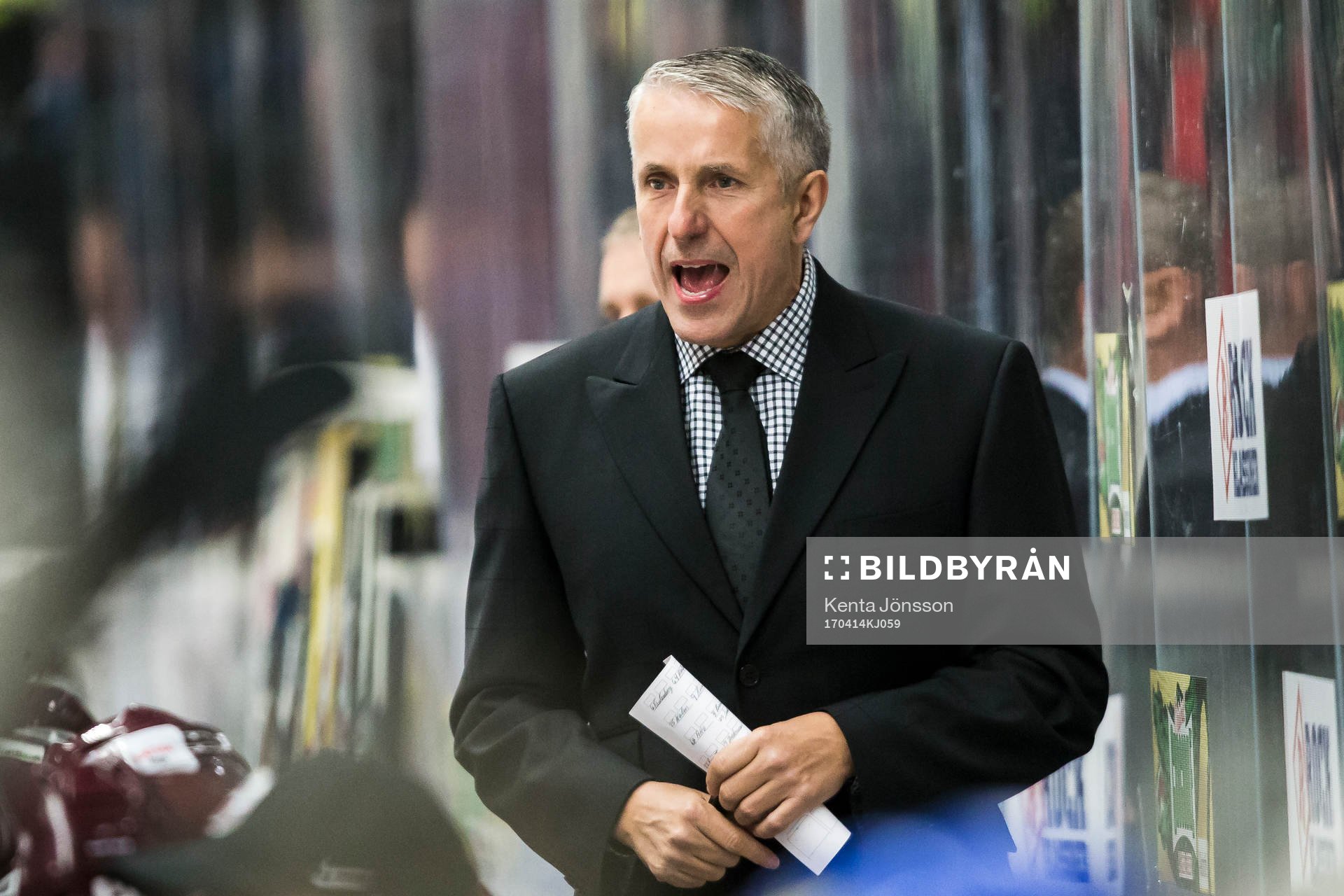 Lettlands förbundskapten Bob Hartley reagerar