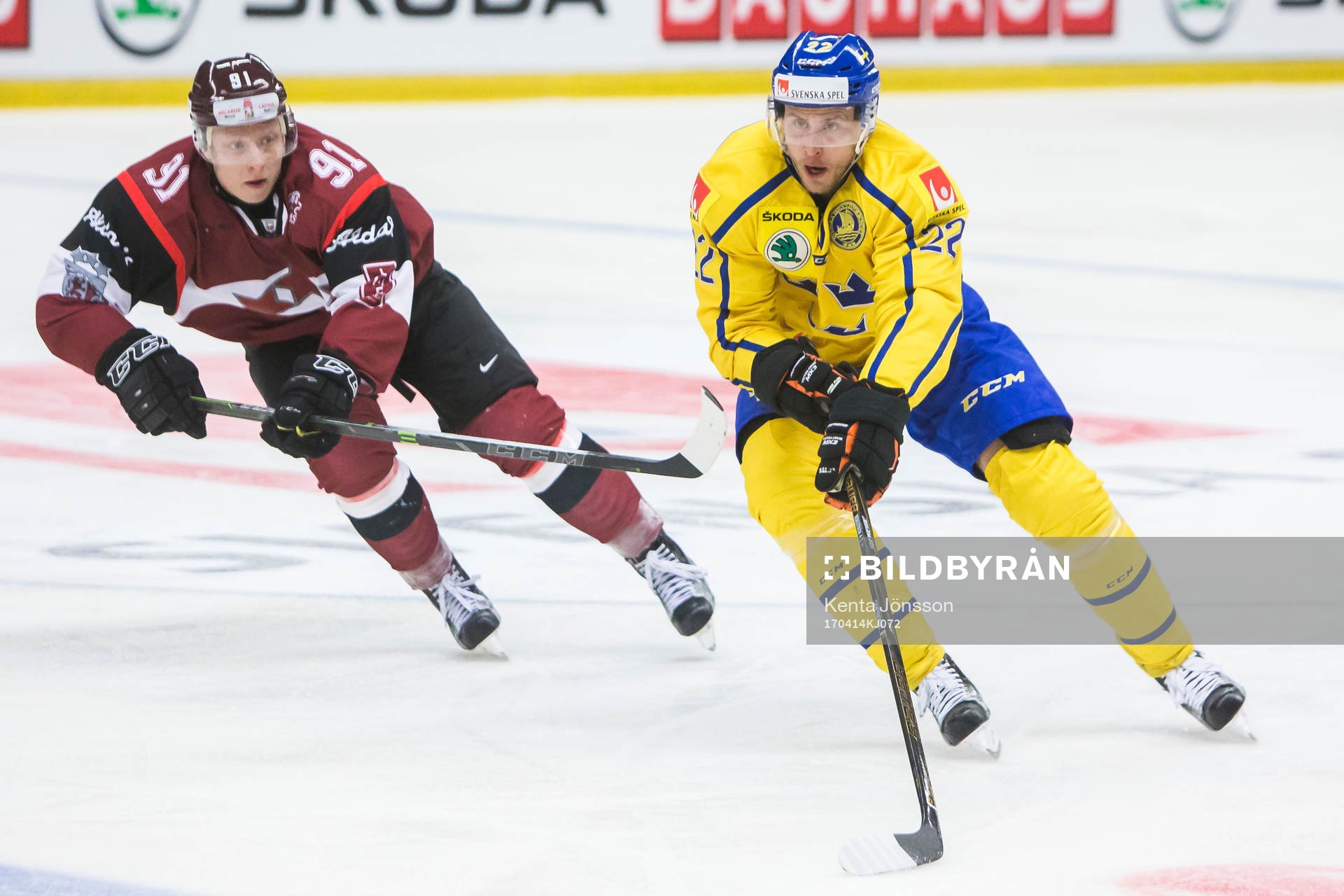 Sveriges Alexander Bergström i kamp om pucken Lettlands