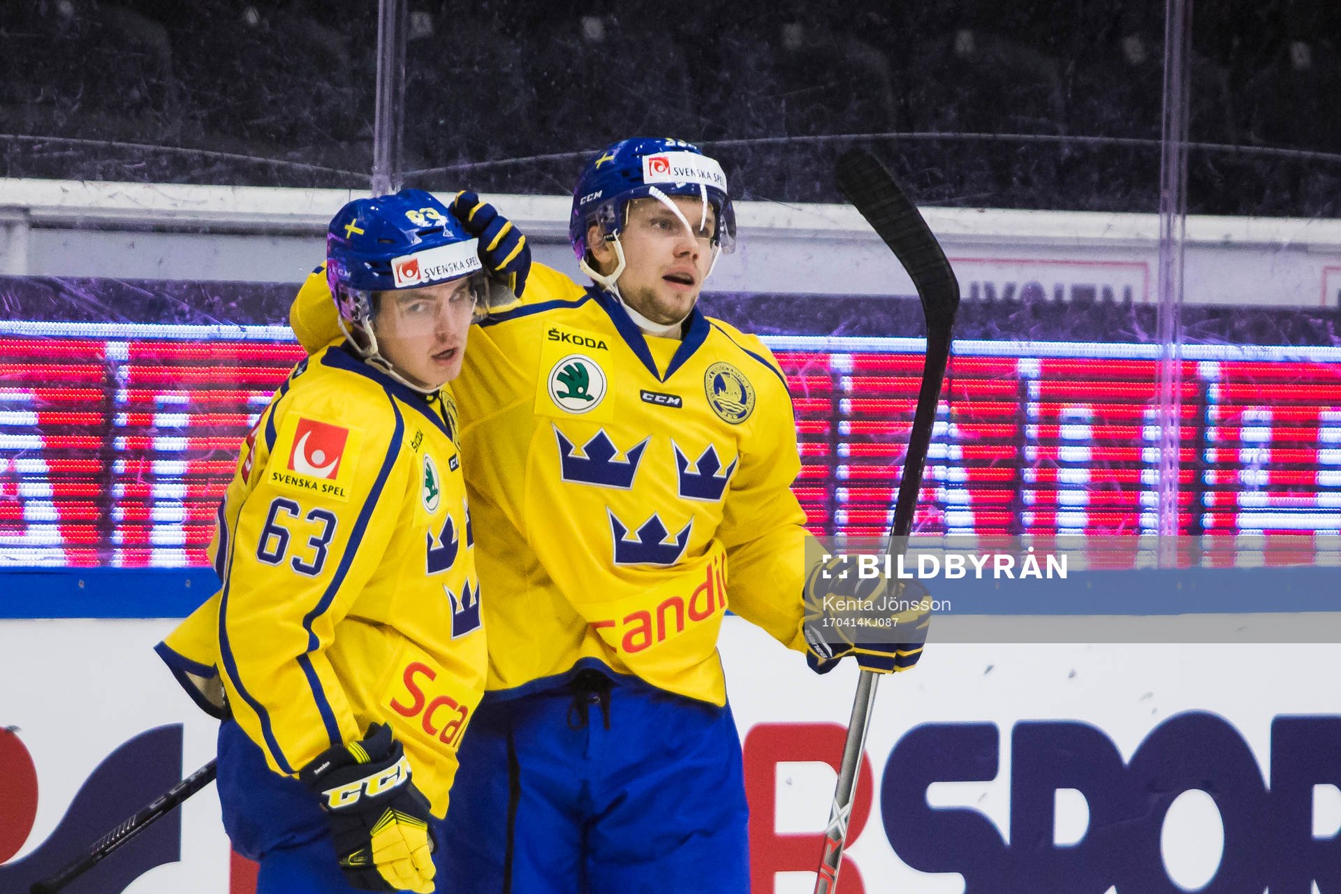 Sveriges Petter Emanuelsson jublar med Johan Ryno och
