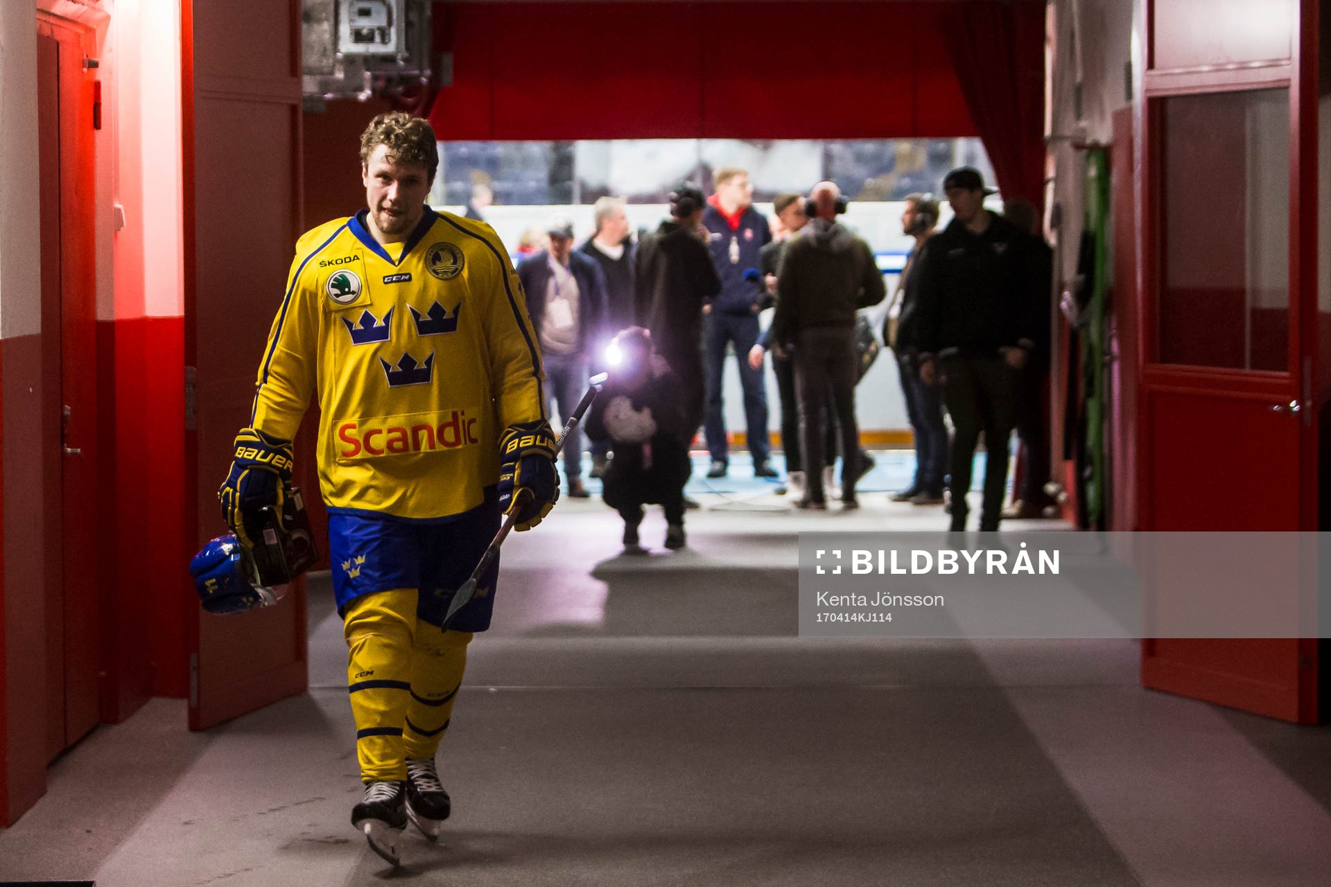 Sveriges Petter Emanuelsson på väg till omklädningsrummet
