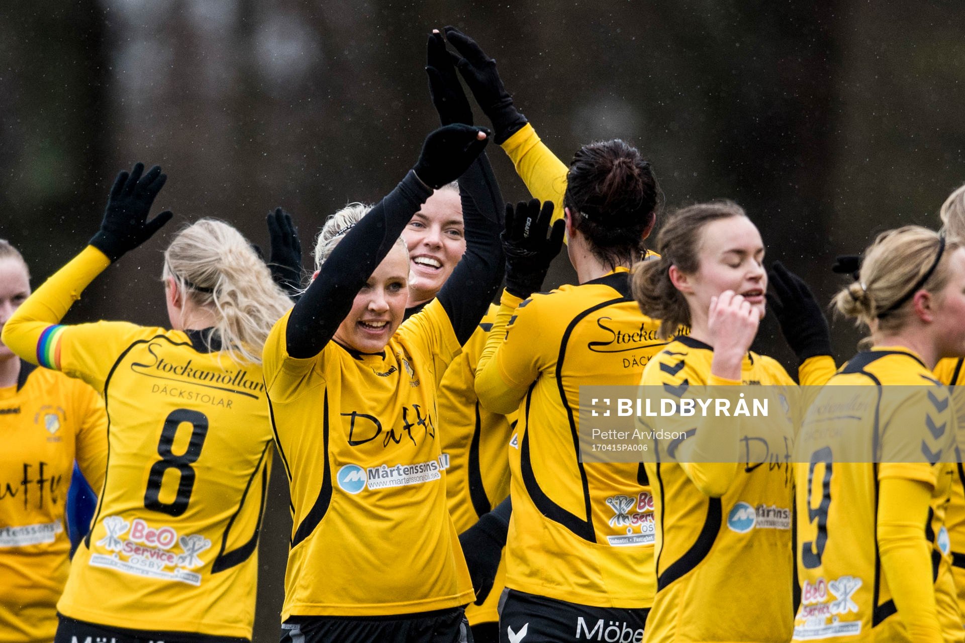 Glimåkras spelare med Olivia Johansson (m) jublar