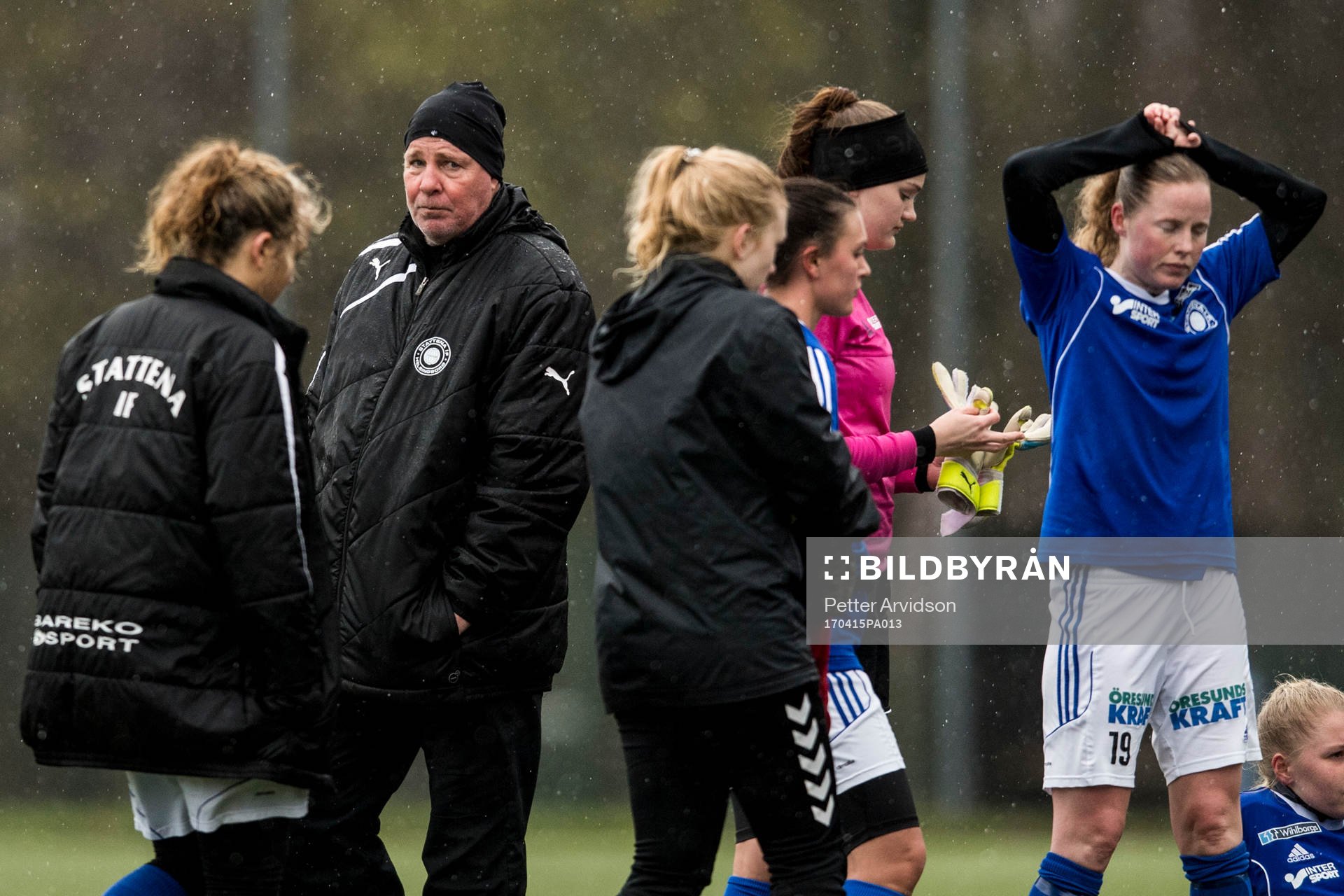 Stattenas tränare Conny Karlsson (tv) och spelare deppar
