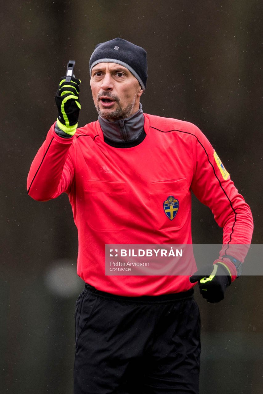 Domare Peco Milenkovski under fotbollsmatchen i damernas division 1 Södra Götaland mellan Stattena och Glimåkra den 15 april 2017 i Helsingborg.