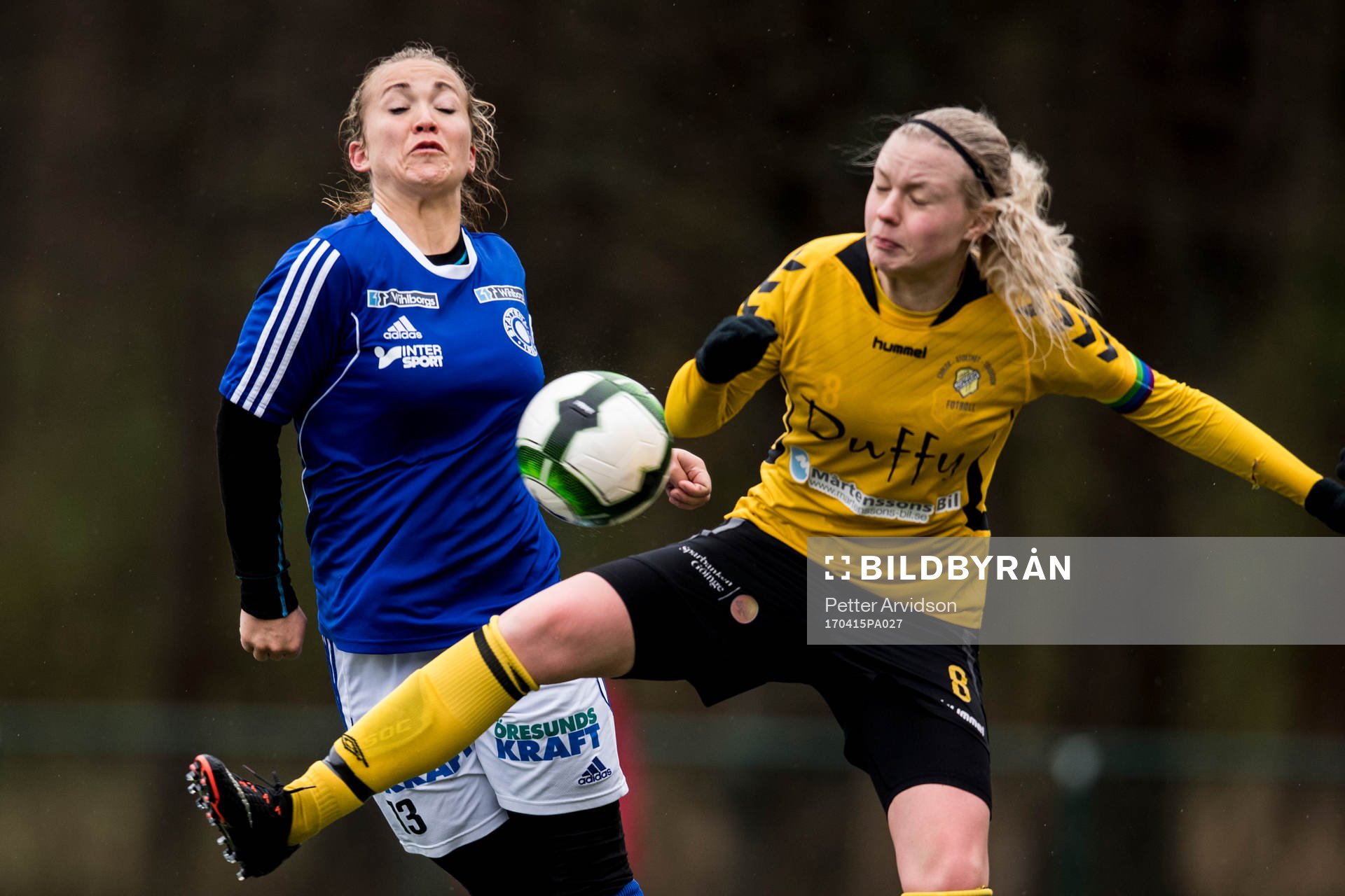 Stattenas Marielle Karlsson och Glimåkras Kajsa Lind under fotbollsmatchen i damernas division 1 Södra Götaland mellan Stattena och Glimåkra den 15 april 2017 i Helsingborg.