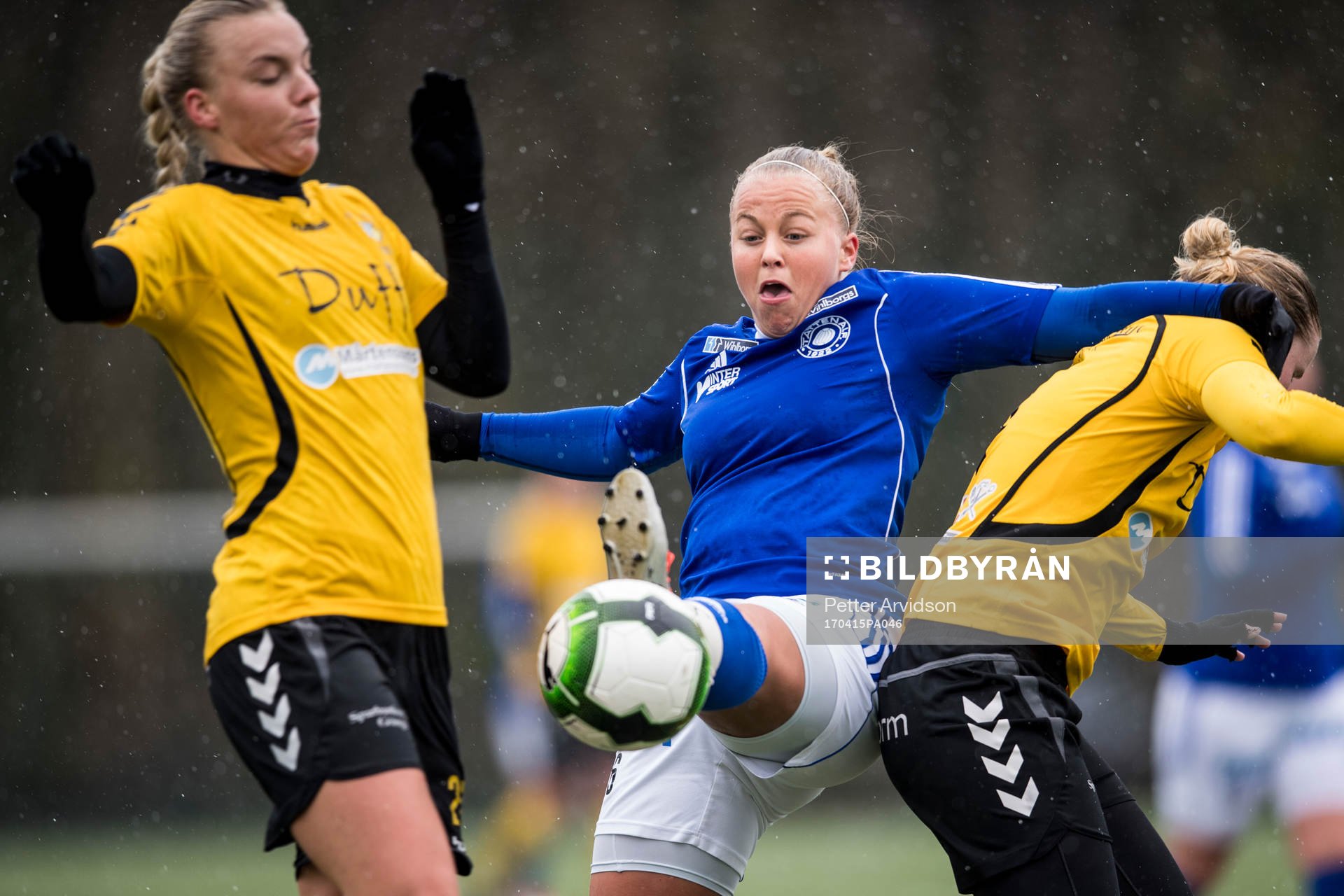 Stattenas Stephanie Petersson mot Glimåkras Erika Martinsson och Charlotte Karlsson under fotbollsmatchen i damernas division 1 Södra Götaland mellan Stattena och Glimåkra den 15 april 2017 i Helsingborg.