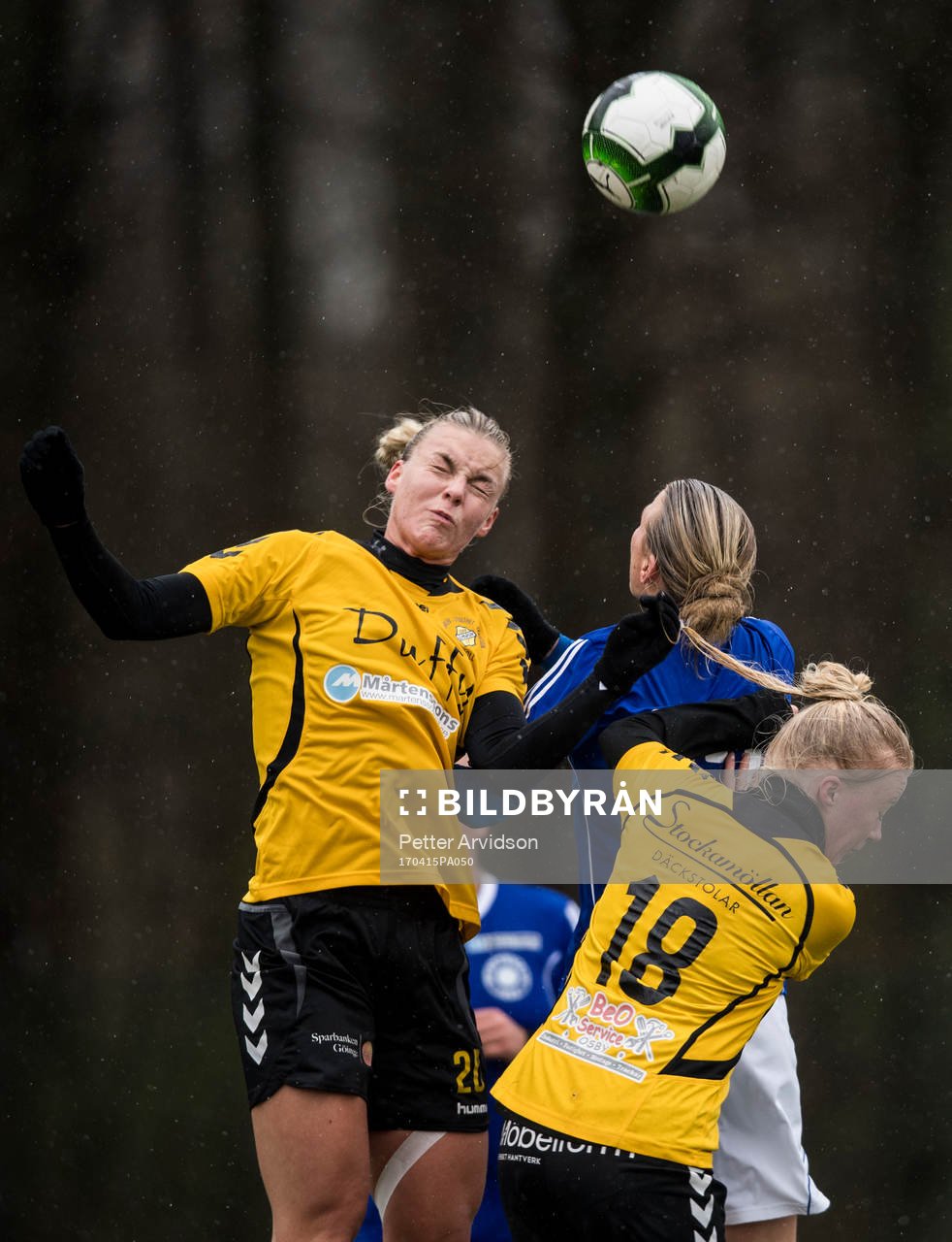 Glimåkras Erika Martinsson och Frida Nilsson i nickduell