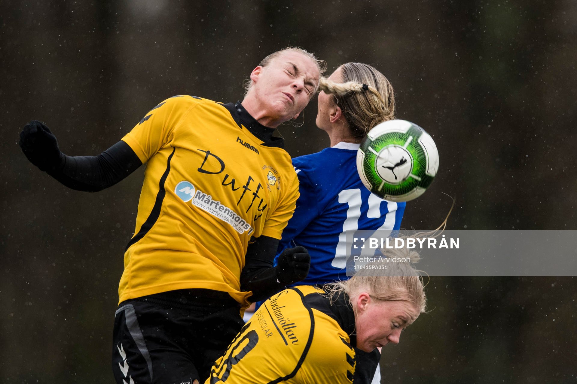 Glimåkras Erika Martinsson och Frida Nilsson i nickduell