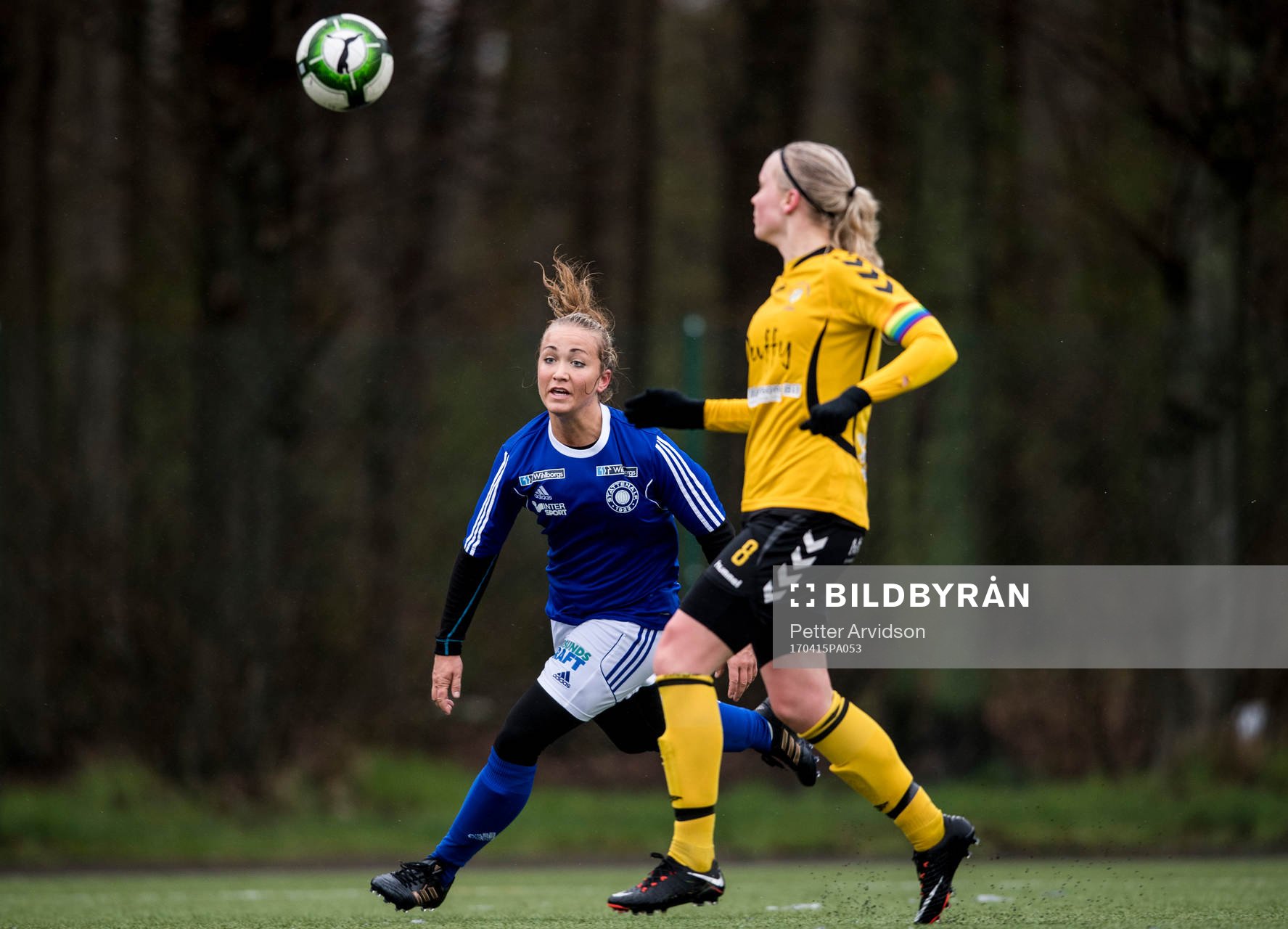 Stattenas Marielle Karlsson och Glimåkras Kajsa Lind under fotbollsmatchen i damernas division 1 Södra Götaland mellan Stattena och Glimåkra den 15 april 2017 i Helsingborg.