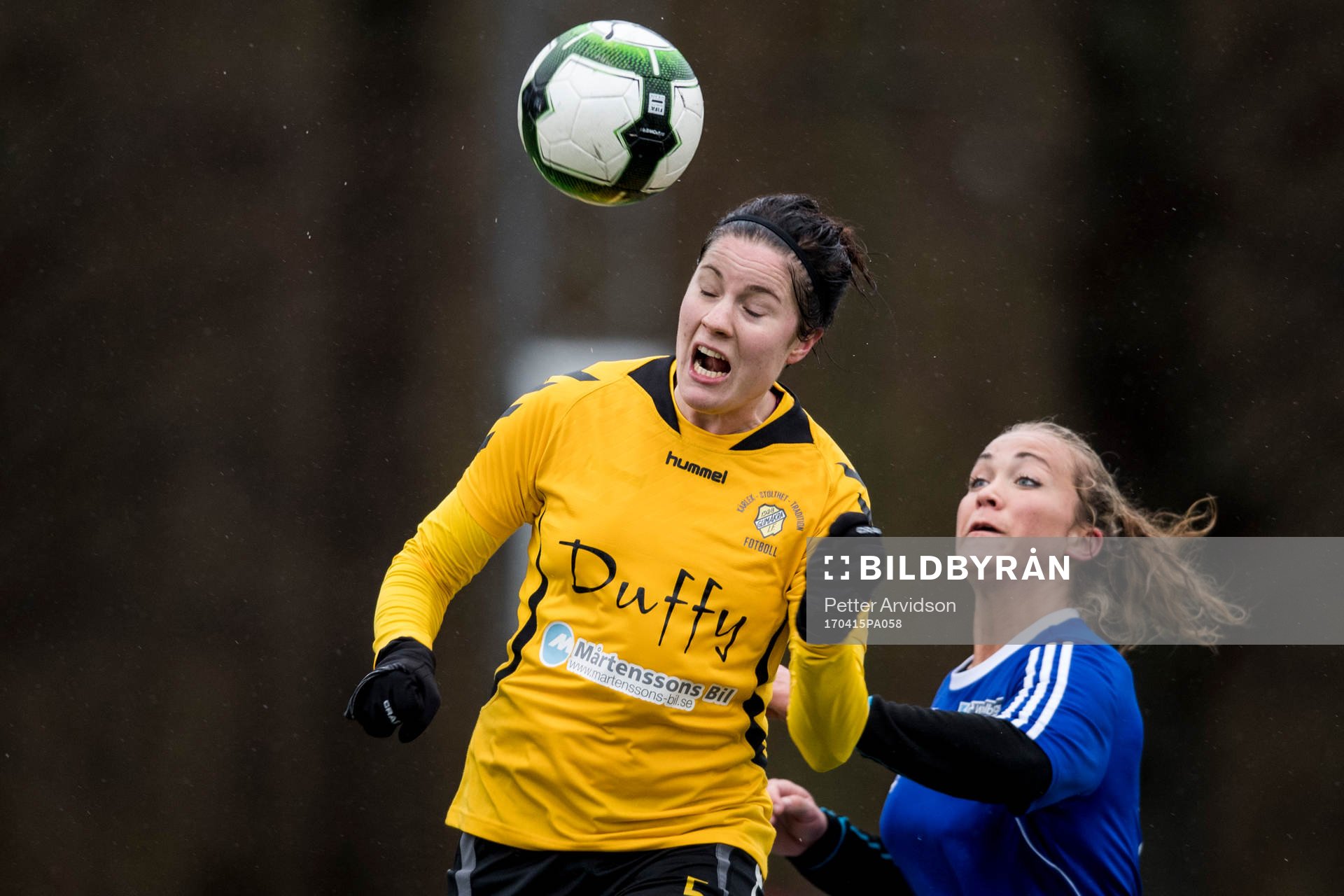 Glimåkras Amalia Karlsson och Stattenas Marielle Karlsson under fotbollsmatchen i damernas division 1 Södra Götaland mellan Stattena och Glimåkra den 15 april 2017 i Helsingborg.