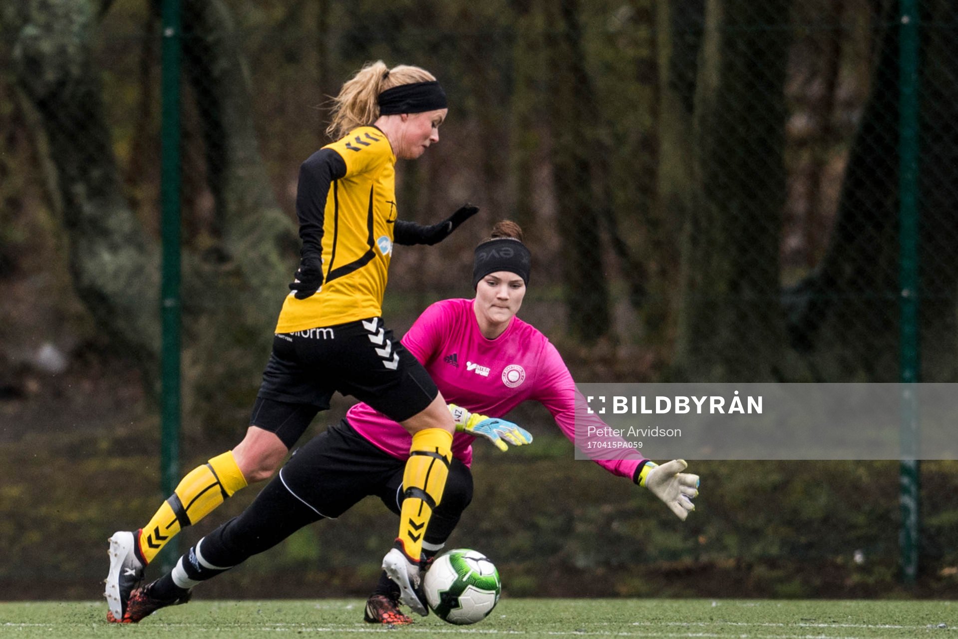 Glimåkras Sofie Andersson rundar Stattenas målvakt Linnéa Svensson och gör 0-2 under fotbollsmatchen i damernas division 1 Södra Götaland mellan Stattena och Glimåkra den 15 april 2017 i Helsingborg.