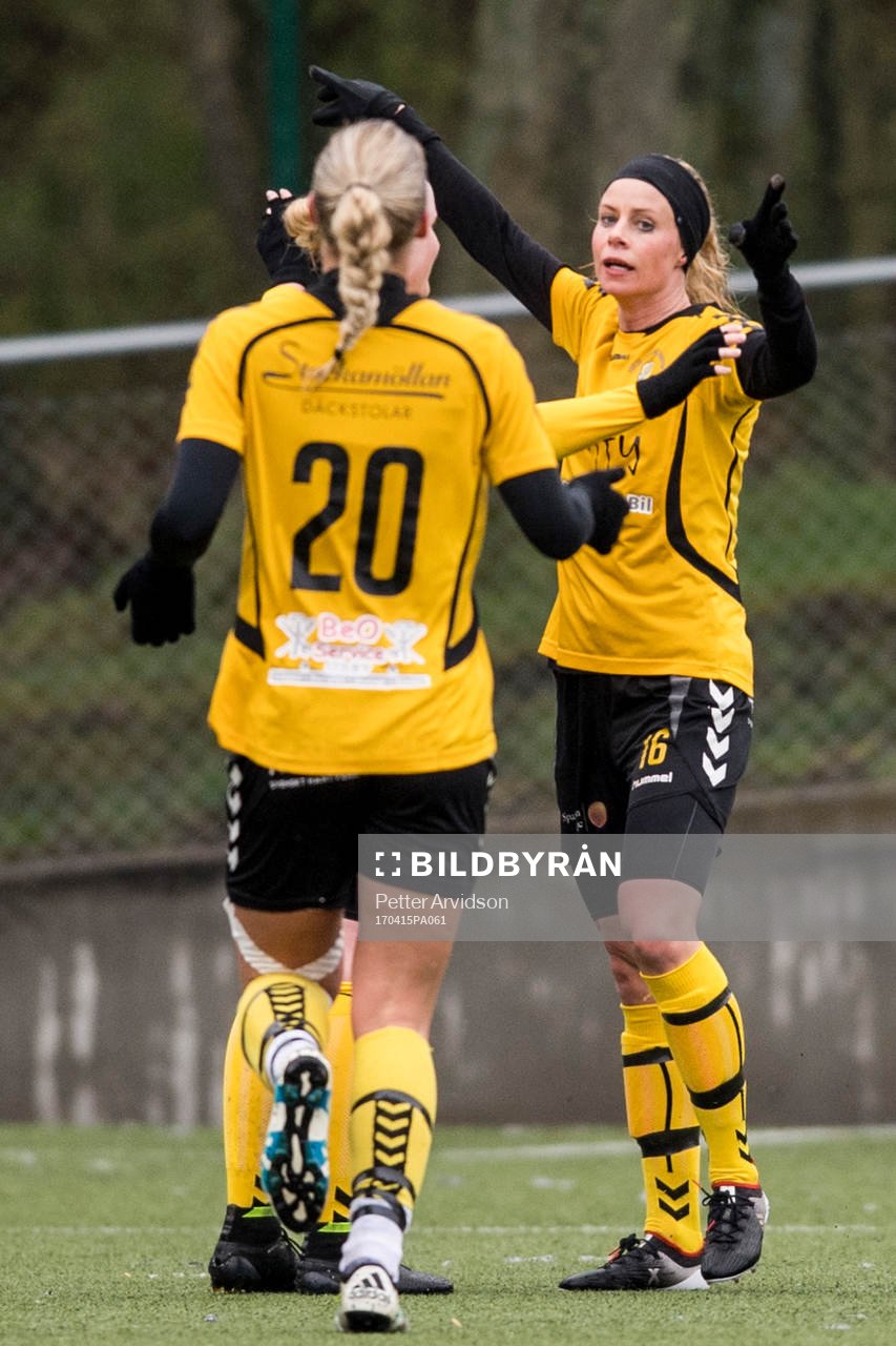 Glimåkras Sofie Andersson jublar med Erika Martinsson