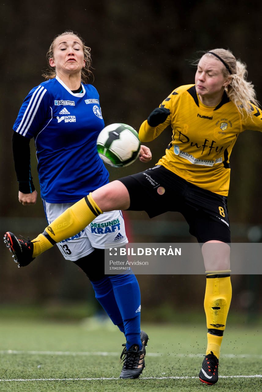 Stattenas Marielle Karlsson och Glimåkras Kajsa Lind under fotbollsmatchen i damernas division 1 Södra Götaland mellan Stattena och Glimåkra den 15 april 2017 i Helsingborg.