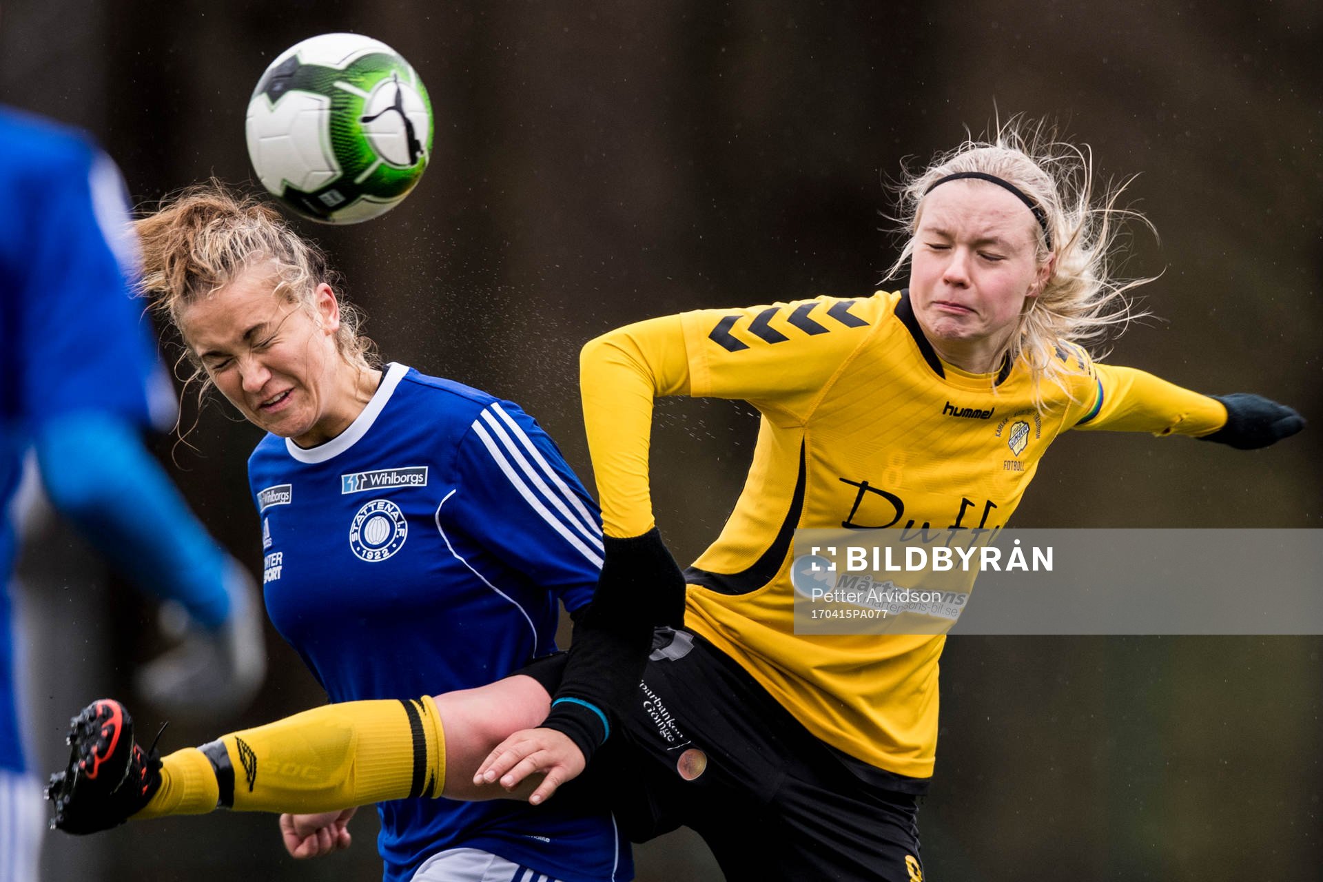 Stattenas Marielle Karlsson och Glimåkras Kajsa Lind under fotbollsmatchen i damernas division 1 Södra Götaland mellan Stattena och Glimåkra den 15 april 2017 i Helsingborg.