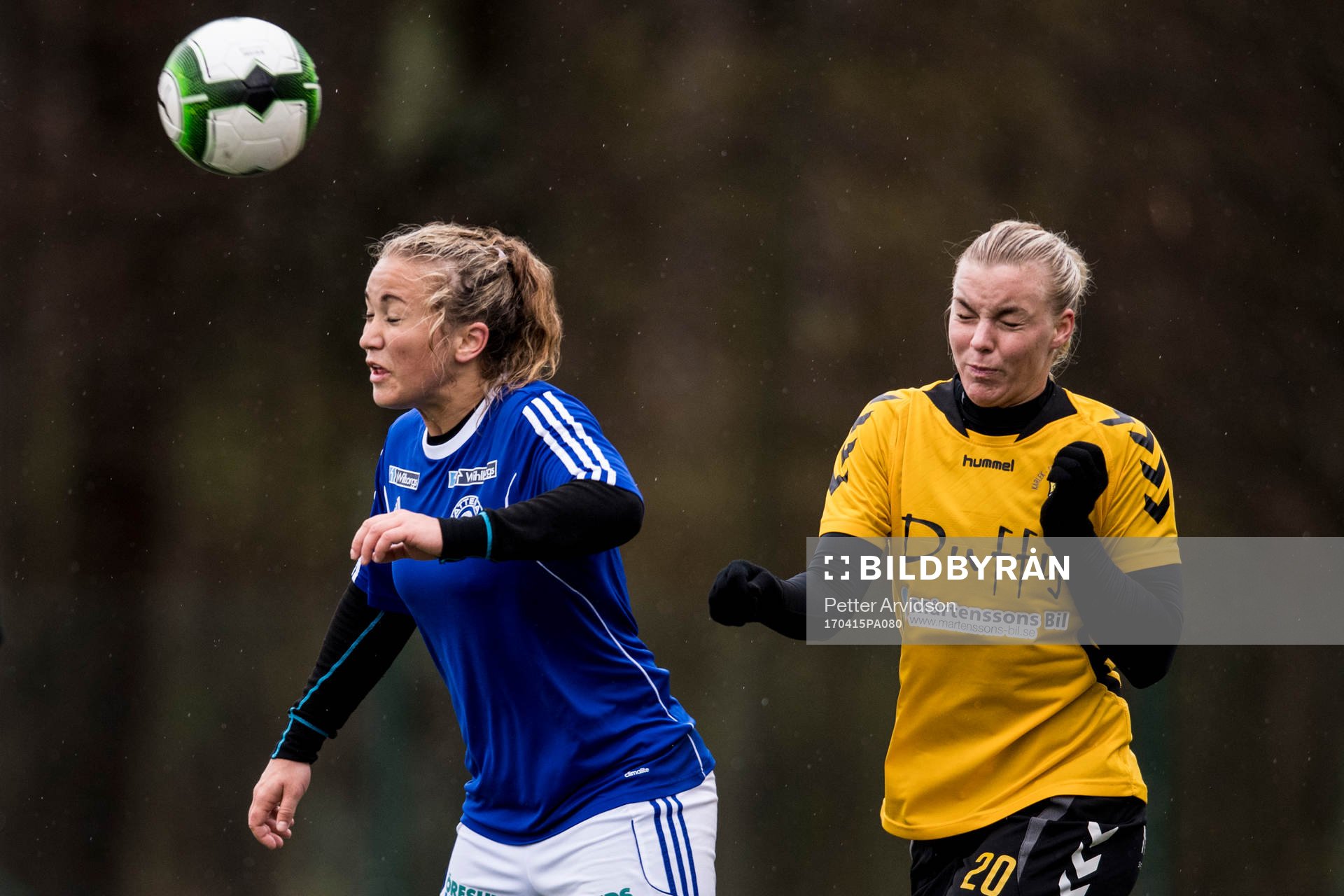 Stattenas Marielle Karlsson och Glimåkras Erika Martinsson under fotbollsmatchen i damernas division 1 Södra Götaland mellan Stattena och Glimåkra den 15 april 2017 i Helsingborg.
