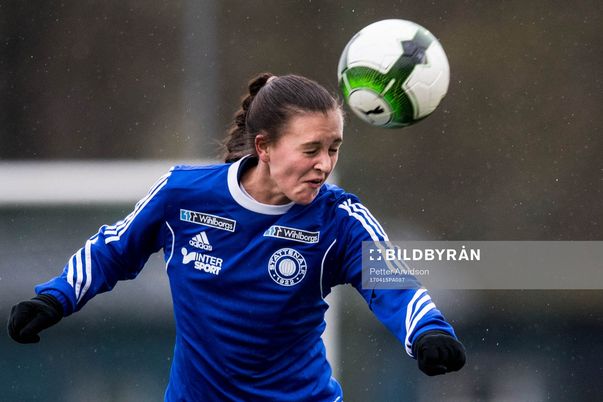 Stattenas Isabelle Axeldal under fotbollsmatchen i damernas division 1 Södra Götaland mellan Stattena och Glimåkra den 15 april 2017 i Helsingborg.