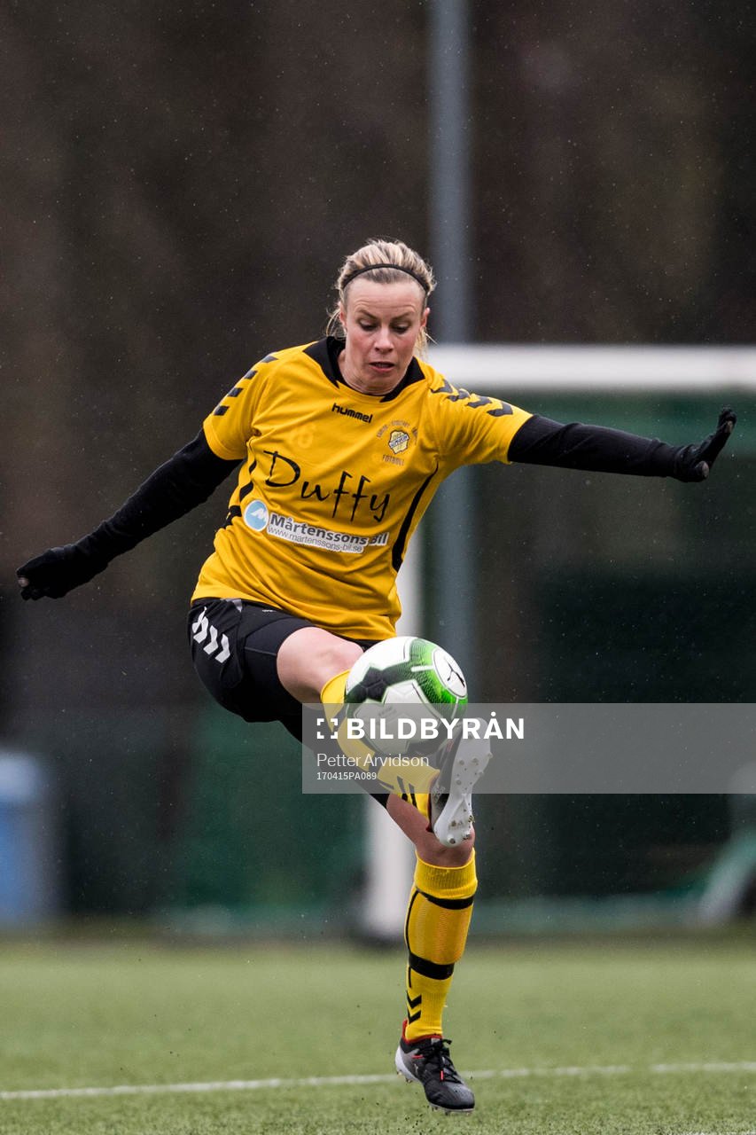 Glimåkras Sofie Andersson under fotbollsmatchen i damernas division 1 Södra Götaland mellan Stattena och Glimåkra den 15 april 2017 i Helsingborg.