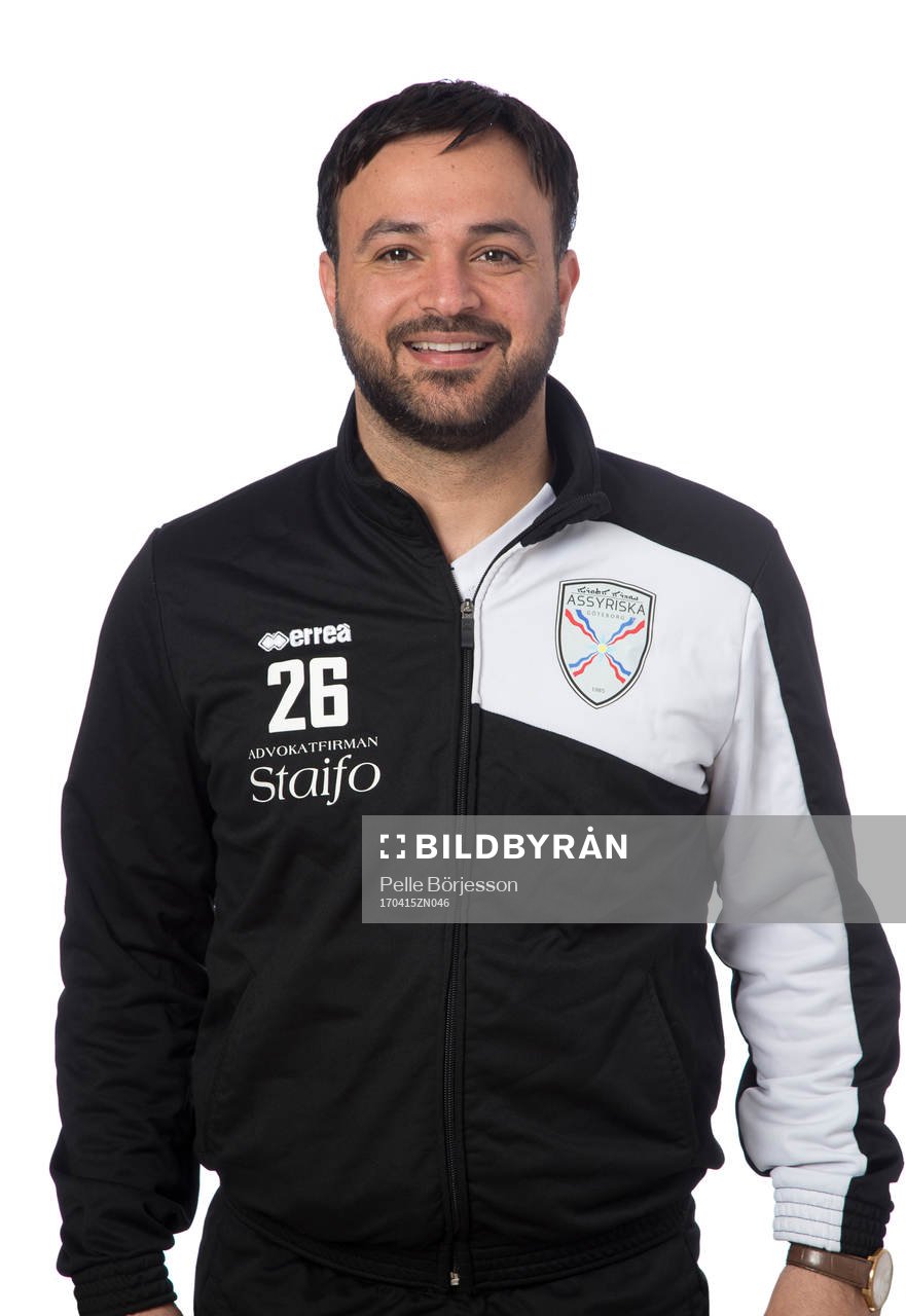 Assyriskas tränare Korosh Hatami poserar för ett porträtt den 15 april 2017 i Göteborg.