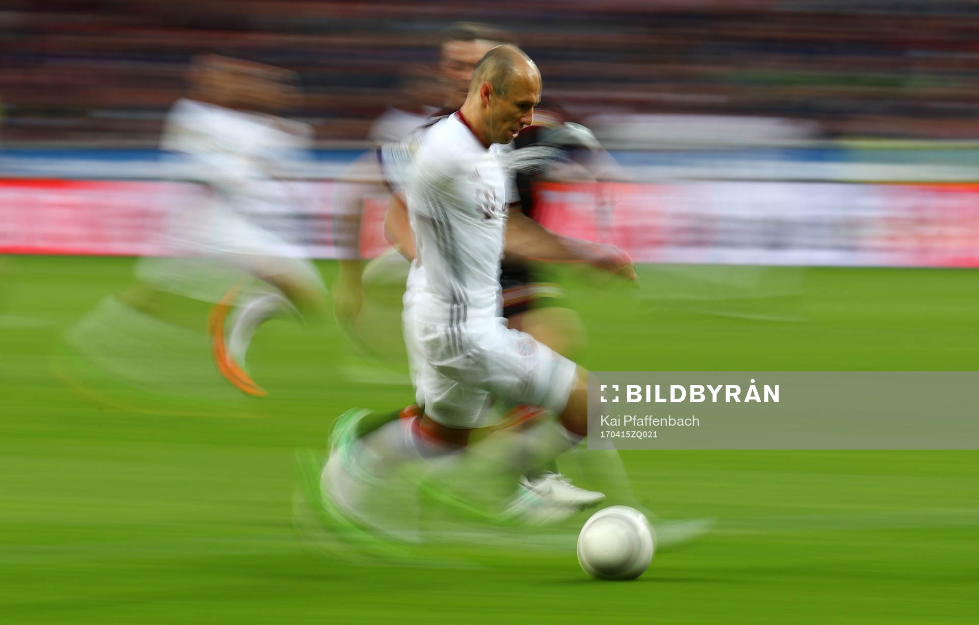 Soccer Football - Bayer Leverkusen vs Bayern Munich - Bundesliga - BayArena, Leverkusen, Germany - 15/4/17 Bayern Munich's Arjen Robben in action Reuters / Kai Pfaffenbach Livepic DFL RULES TO LIMIT THE ONLINE USAGE DURING MATCH TIME TO 15 PICTURES PER GAME. IMAGE SEQUENCES TO SIMULATE VIDEO IS NOT ALLOWED AT ANY TIME. FOR FURTHER QUERIES PLEASE CONTACT DFL DIRECTLY AT + 49 69 650050