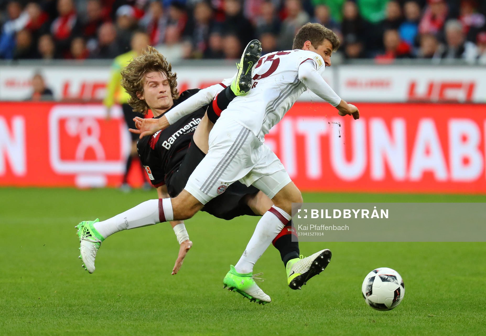 Soccer Football - Bayer Leverkusen vs Bayern Munich - Bundesliga - BayArena, Leverkusen, Germany - 15/4/17 Bayer Leverkusen's Tin Jedvaj in action with Bayern Munich's Thomas Muller Reuters / Kai Pfaffenbach Livepic DFL RULES TO LIMIT THE ONLINE USAGE DURING MATCH TIME TO 15 PICTURES PER GAME. IMAGE SEQUENCES TO SIMULATE VIDEO IS NOT ALLOWED AT ANY TIME. FOR FURTHER QUERIES PLEASE CONTACT DFL DIRECTLY AT + 49 69 650050