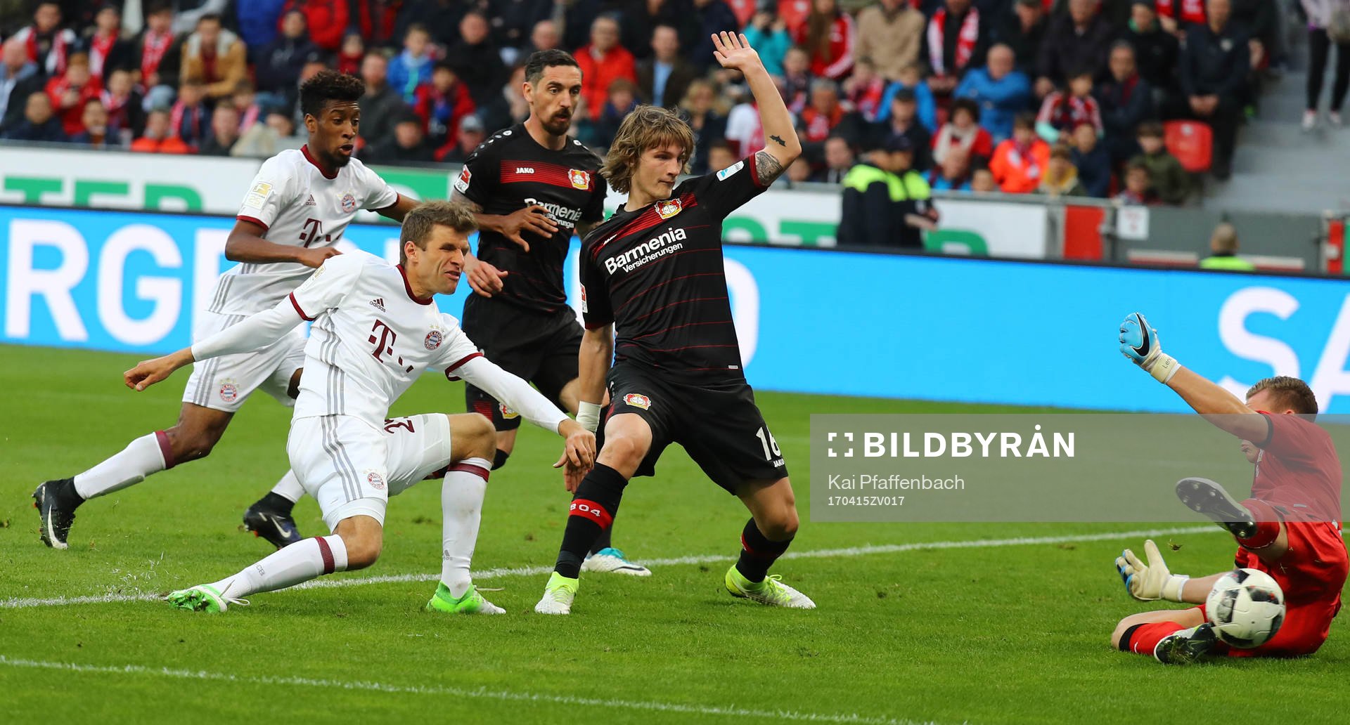  Soccer Football - Bayer Leverkusen vs Bayern Munich - Bundesliga - BayArena, Leverkusen, Germany - 15/4/17 Bayern Munich's Thomas Muller misses a chance to score Reuters / Kai Pfaffenbach Livepic DFL RULES TO LIMIT THE ONLINE USAGE DURING MATCH TIME TO 15 PICTURES PER GAME. IMAGE SEQUENCES TO SIMULATE VIDEO IS NOT ALLOWED AT ANY TIME. FOR FURTHER QUERIES PLEASE CONTACT DFL DIRECTLY AT + 49 69 650050