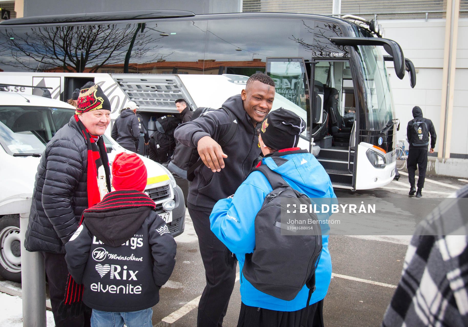 Östersunds Salisu Abdullahi Gero hälsar på några fans
