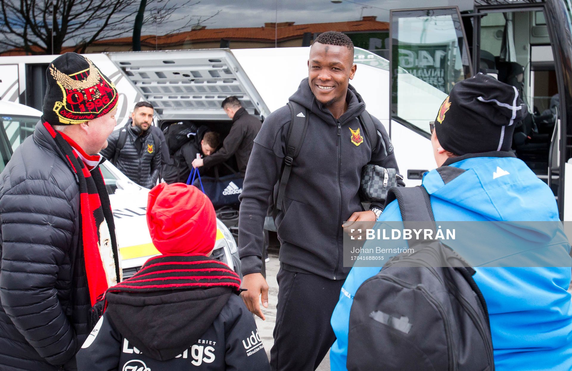 Östersunds Salisu Abdullahi Gero hälsar på några fans