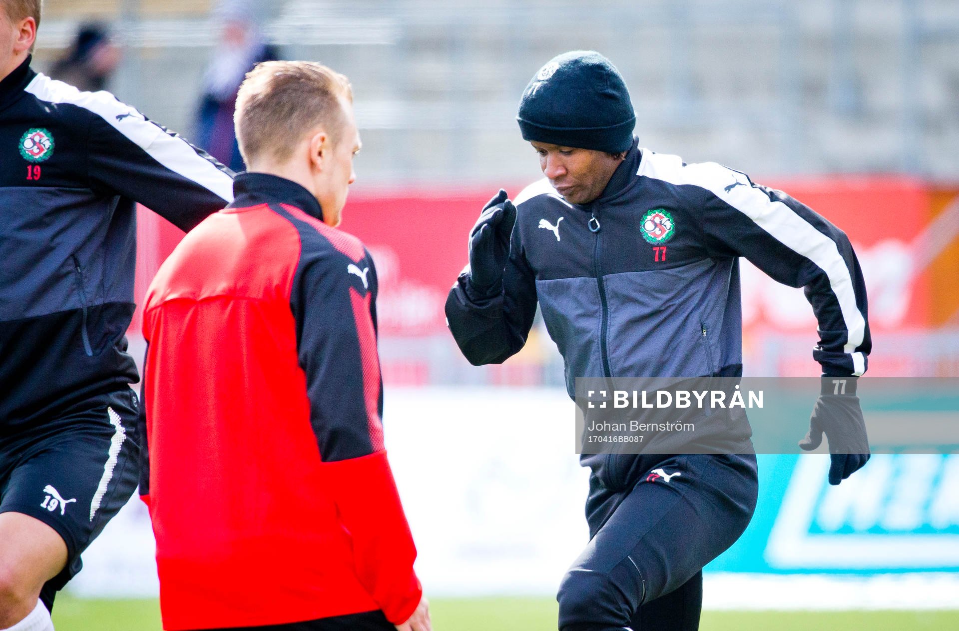 Örebros Kennedy Igboananike värmer