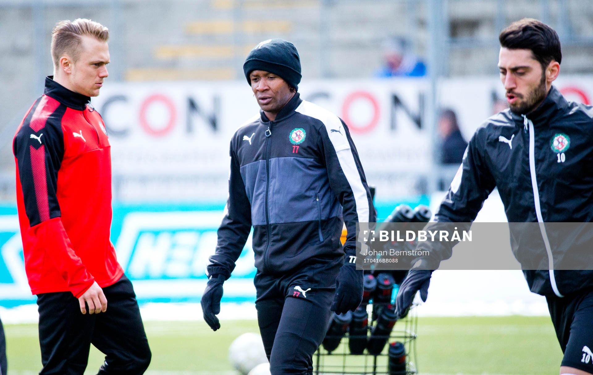 Örebros Kennedy Igboananike värmer