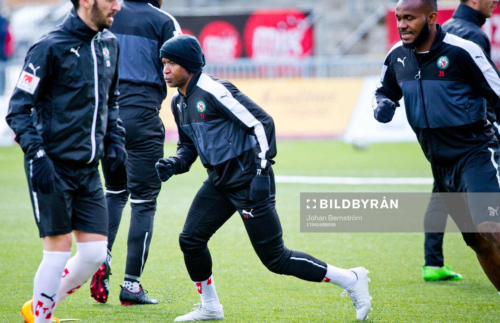 Örebros Kennedy Igboananike värmer