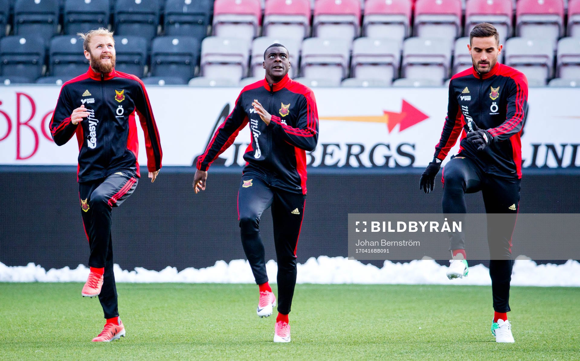 Östersunds Curtis Edwards värmer upp