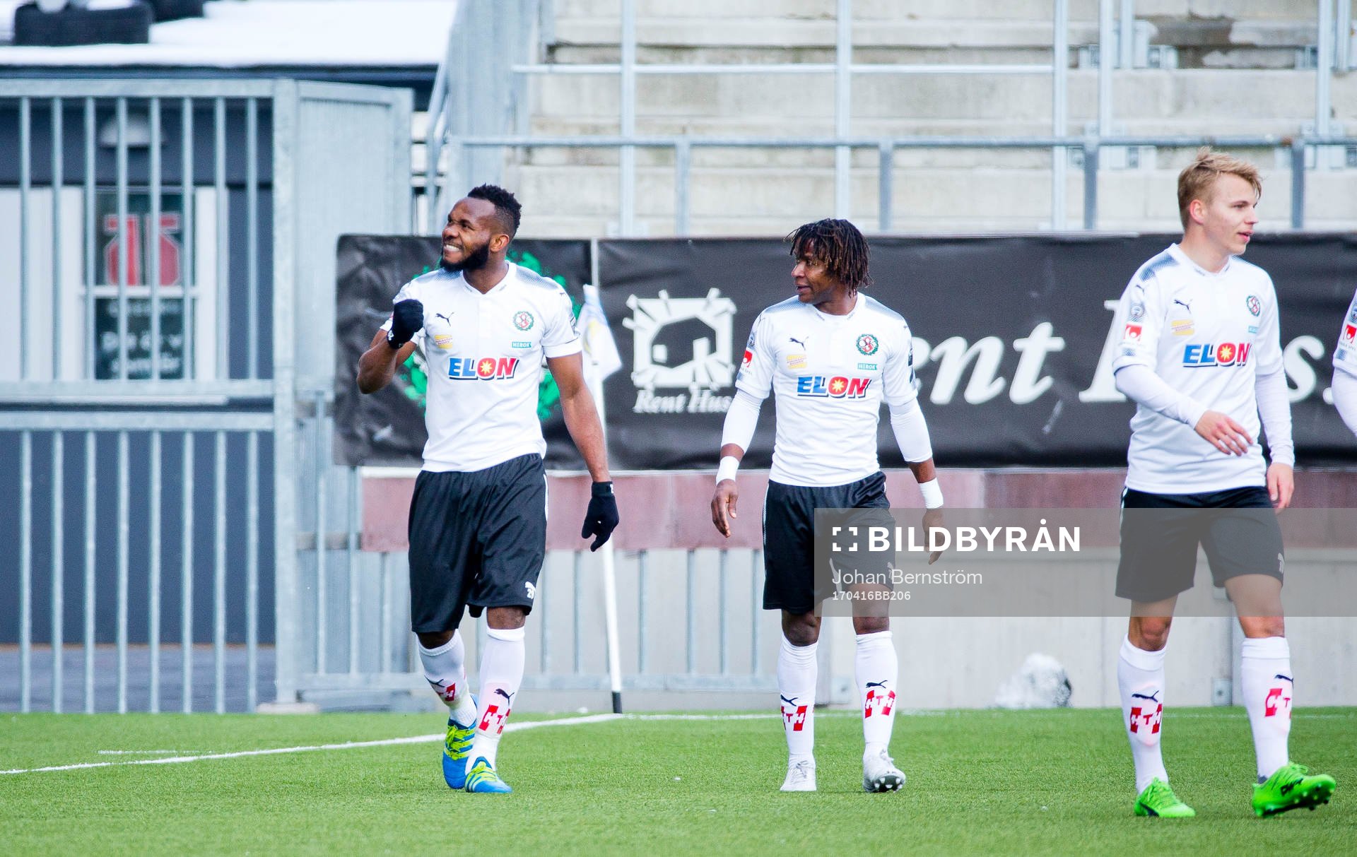 Örebros Michael Junior Omah jublar med Kennedy Igboananike