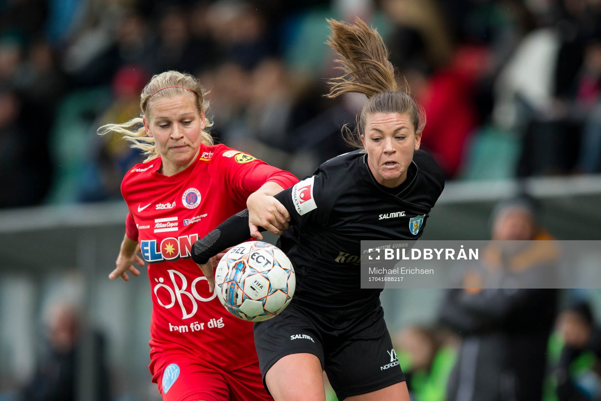 Göteborgs Pauline Hammarlund i kamp med Örebros Frida Svensson under fotbollsmatchen i Damallsvenskan mellan Kopparbergs/Göteborg FC och Örebro den 16 april 2017 i Göteborg.