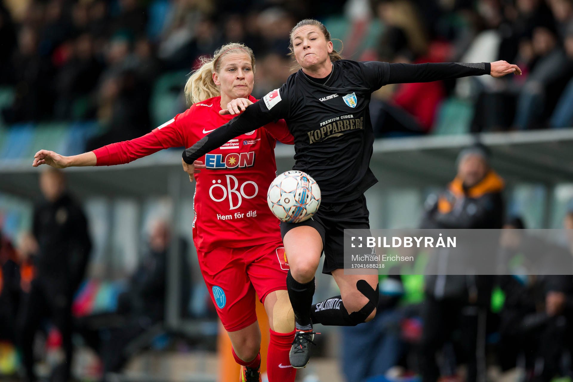 Göteborgs Pauline Hammarlund i kamp med Örebros Frida Svensson under fotbollsmatchen i Damallsvenskan mellan Kopparbergs/Göteborg FC och Örebro den 16 april 2017 i Göteborg.