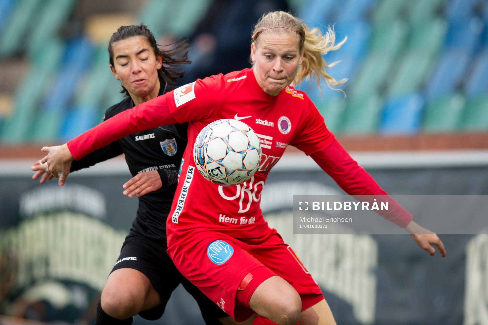 Göteborgs Annahita Lamanian i kamp med Örebros Frida Svensson under fotbollsmatchen i Damallsvenskan mellan Kopparbergs/Göteborg FC och Örebro den 16 april 2017 i Göteborg.