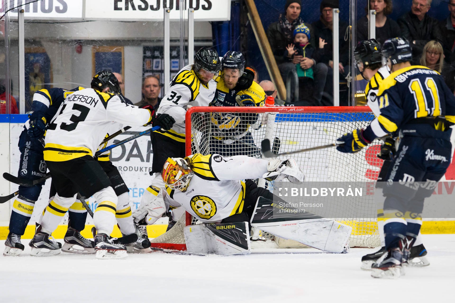s Ted Brithén i gruff bakom Brynäs målvakt Felix
