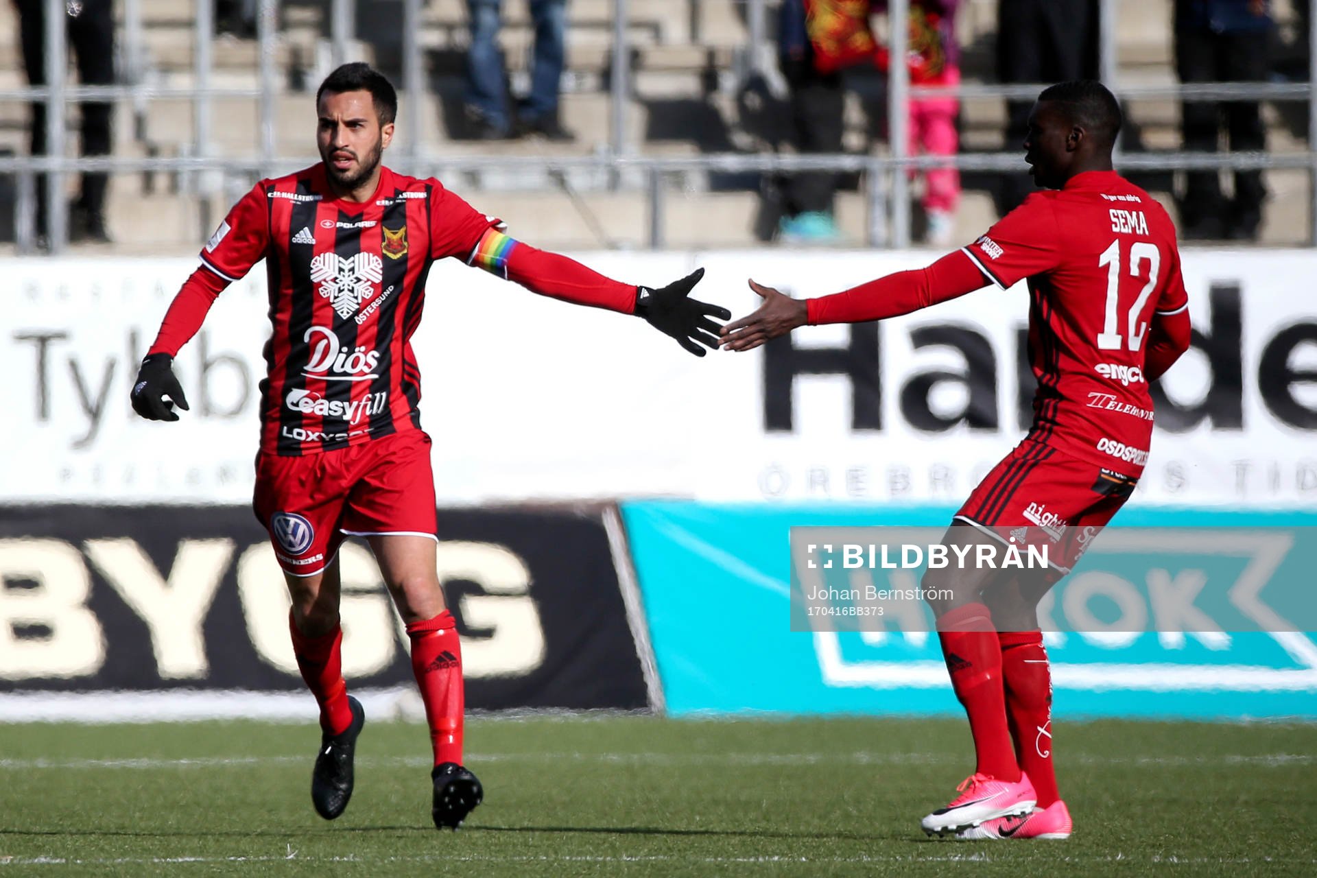 Östersunds Brwa Nouri och Ken Sema jublar efter 2-1 av Nouri under fotbollsmatchen i Allsvenskan mellan Örebro och Östersund den 16 april 2017 i Örebro.