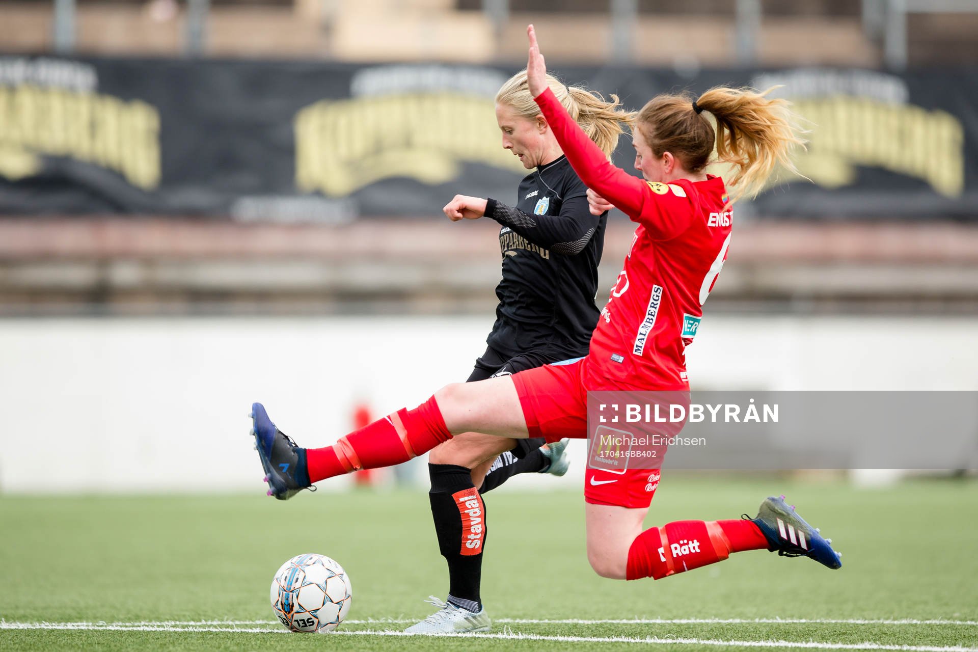 Göteborgs Rebecka Blomqvist skjuter ett skott förbi
