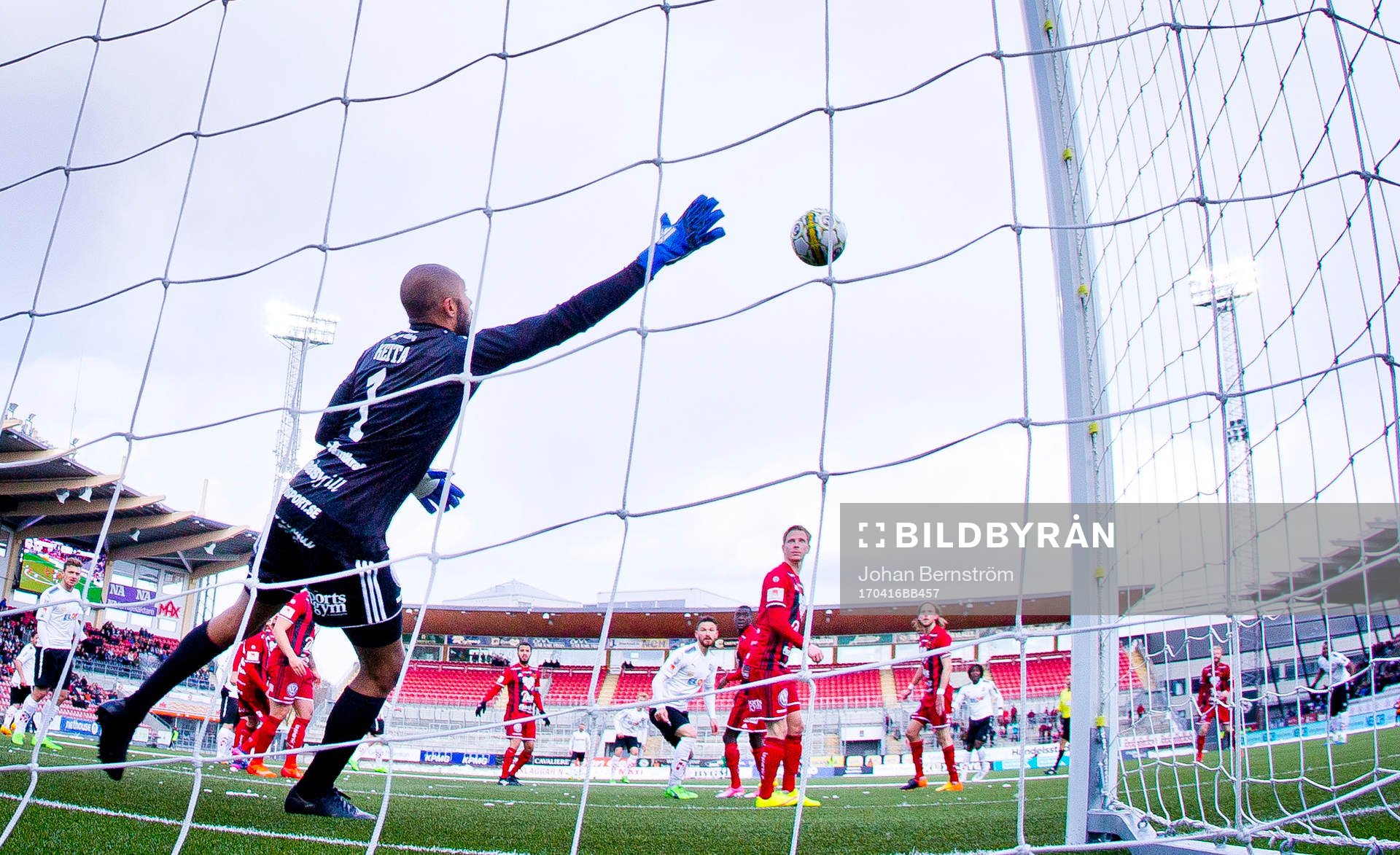 Örebros Sebastian Ring gör 2-0 på Östersunds målvakt