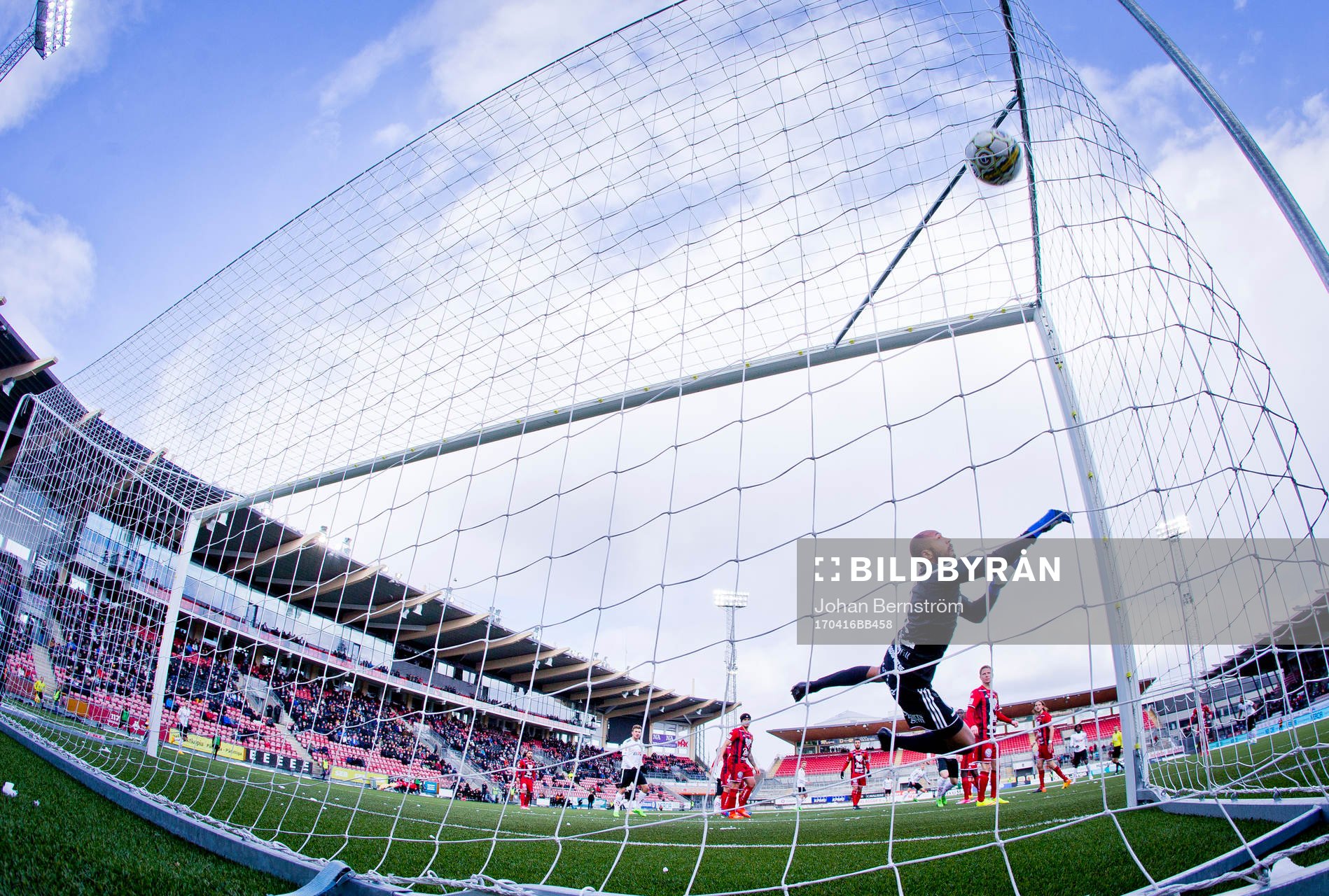 Örebros Sebastian Ring gör 2-0 på Östersunds målvakt