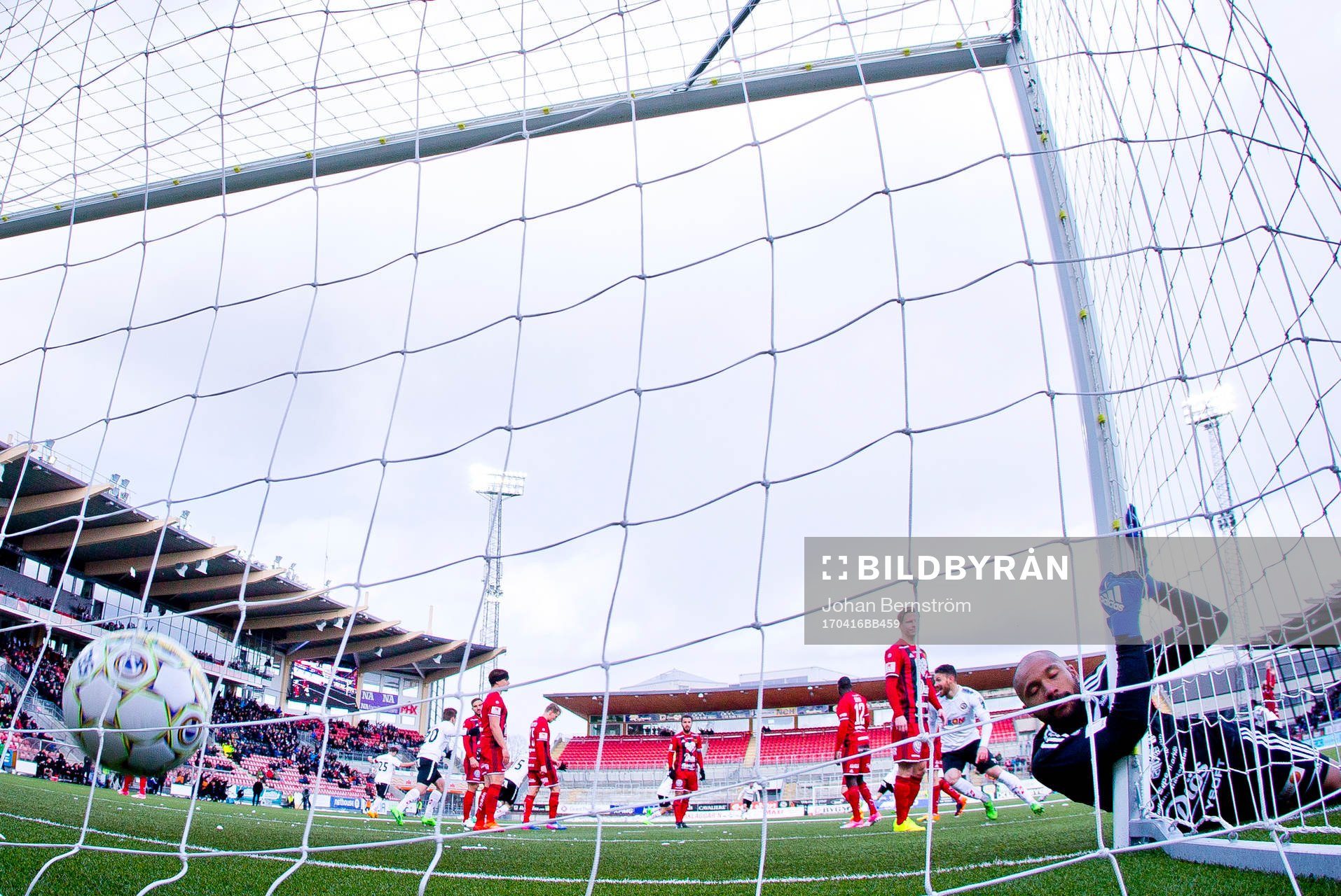 Örebros Sebastian Ring gör 2-0 på Östersunds målvakt