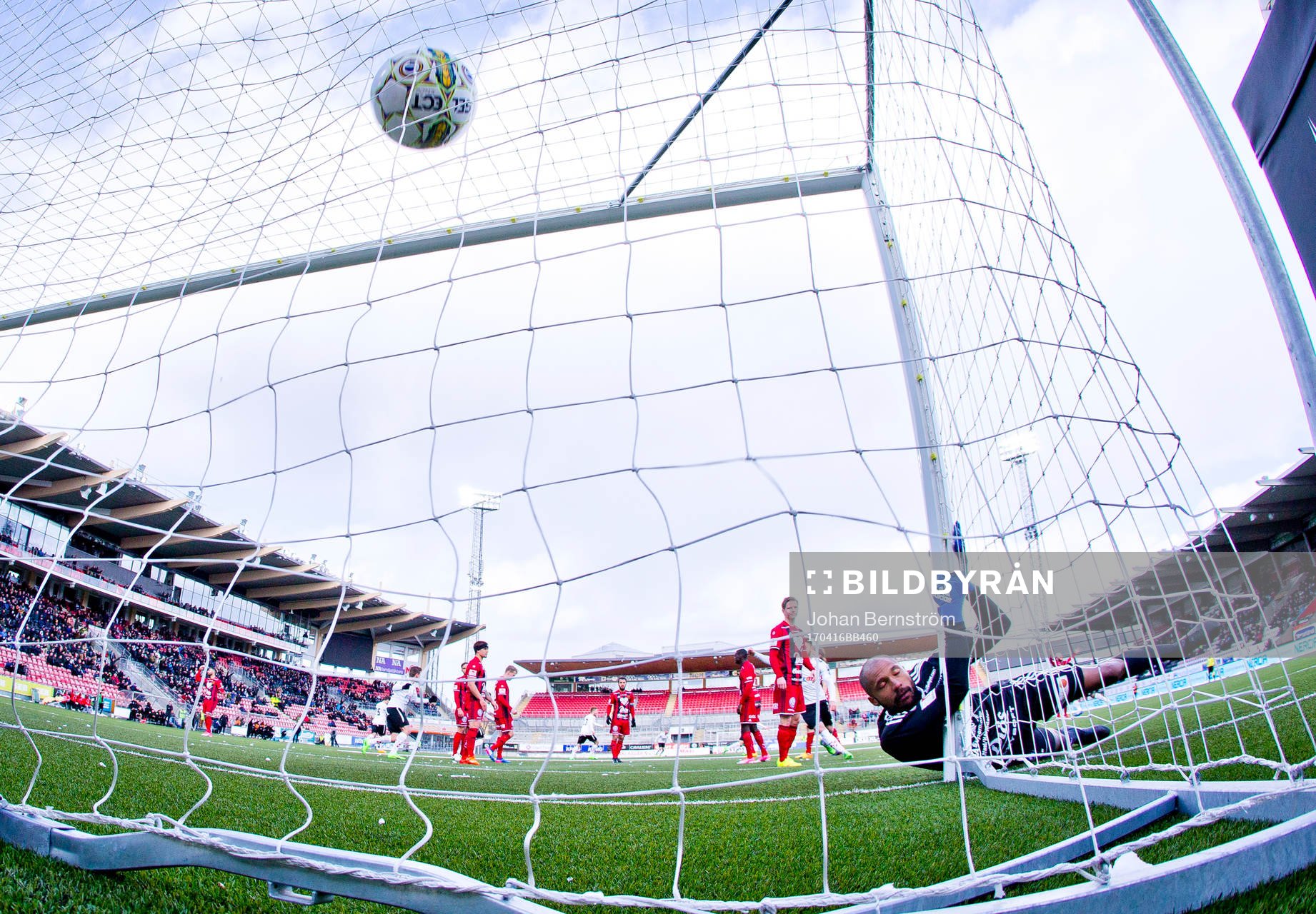 Örebros Sebastian Ring gör 2-0 på Östersunds målvakt