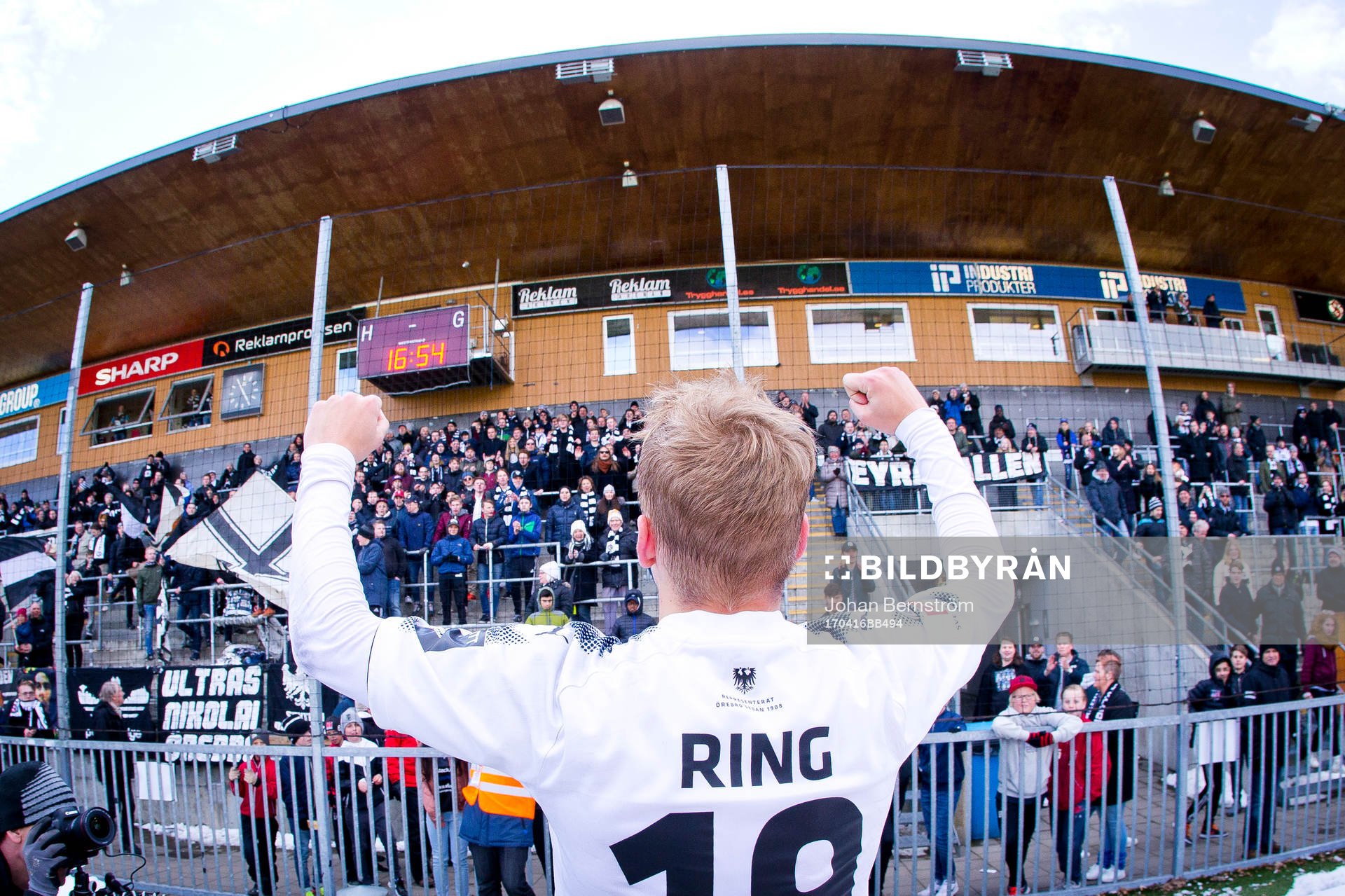 Örebros Sebastian Ring jublar framför fansen