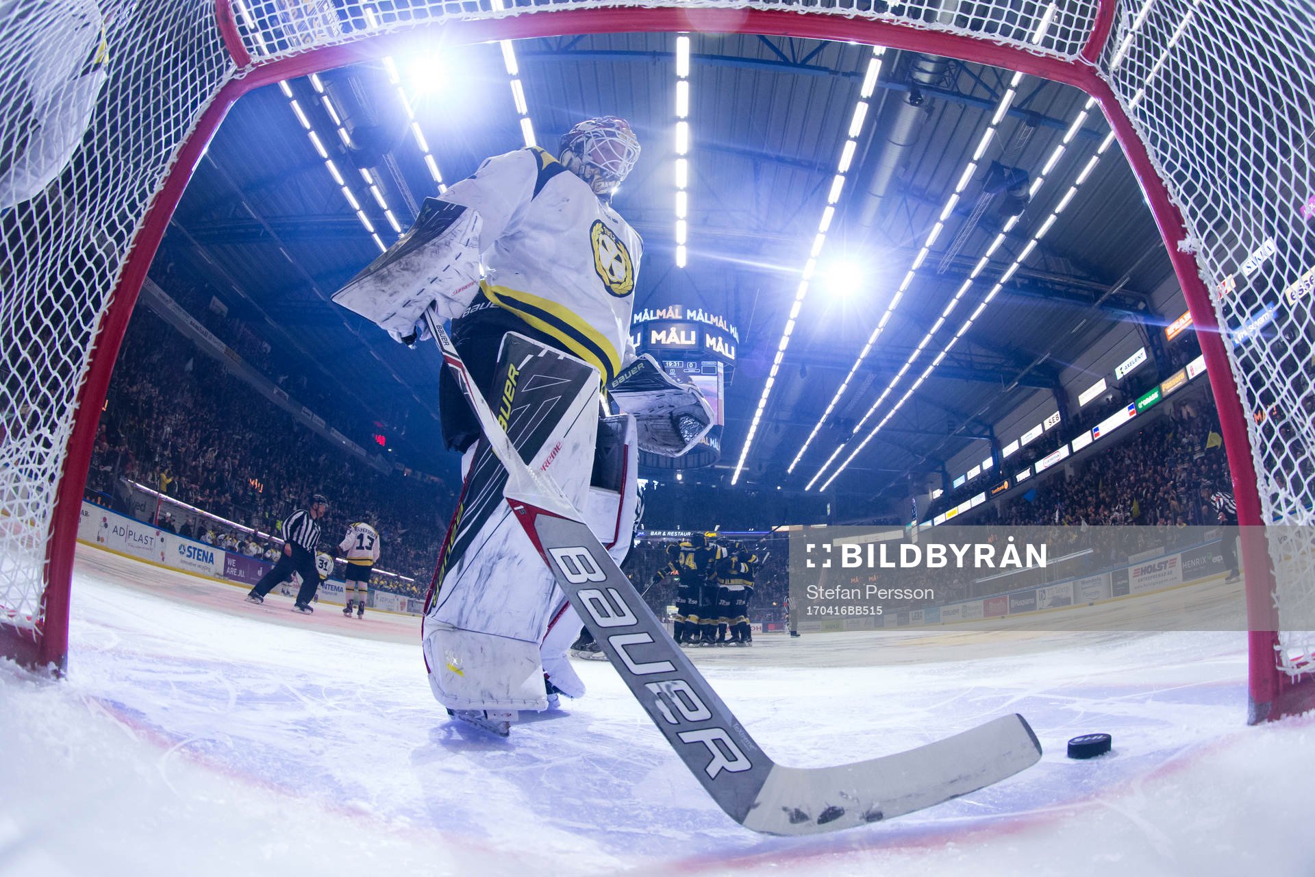 HV71 spelare jublar och Brynäs målvakt Felix Sandström