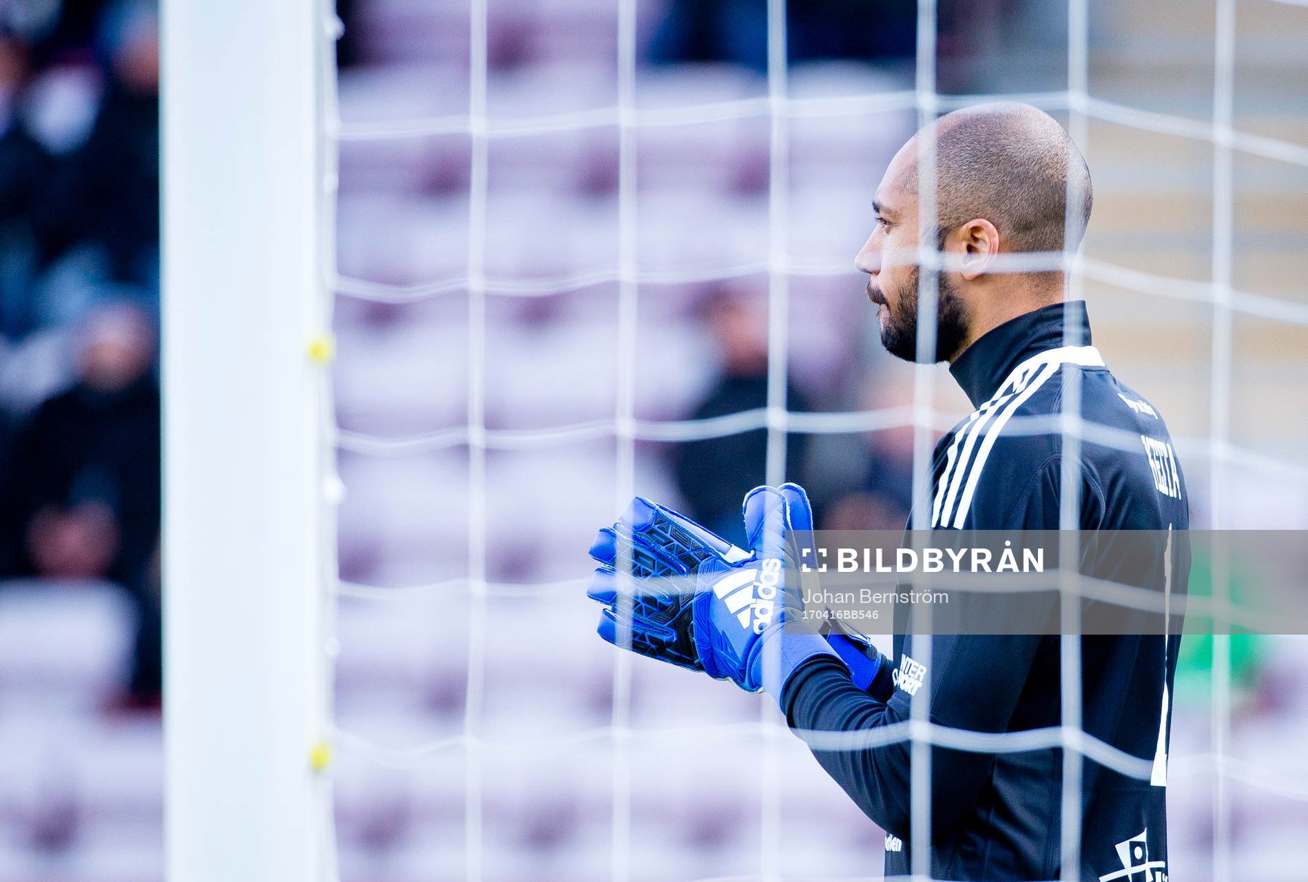 Östersunds målvakt Aly Keita fick snöbollar kastade mot
