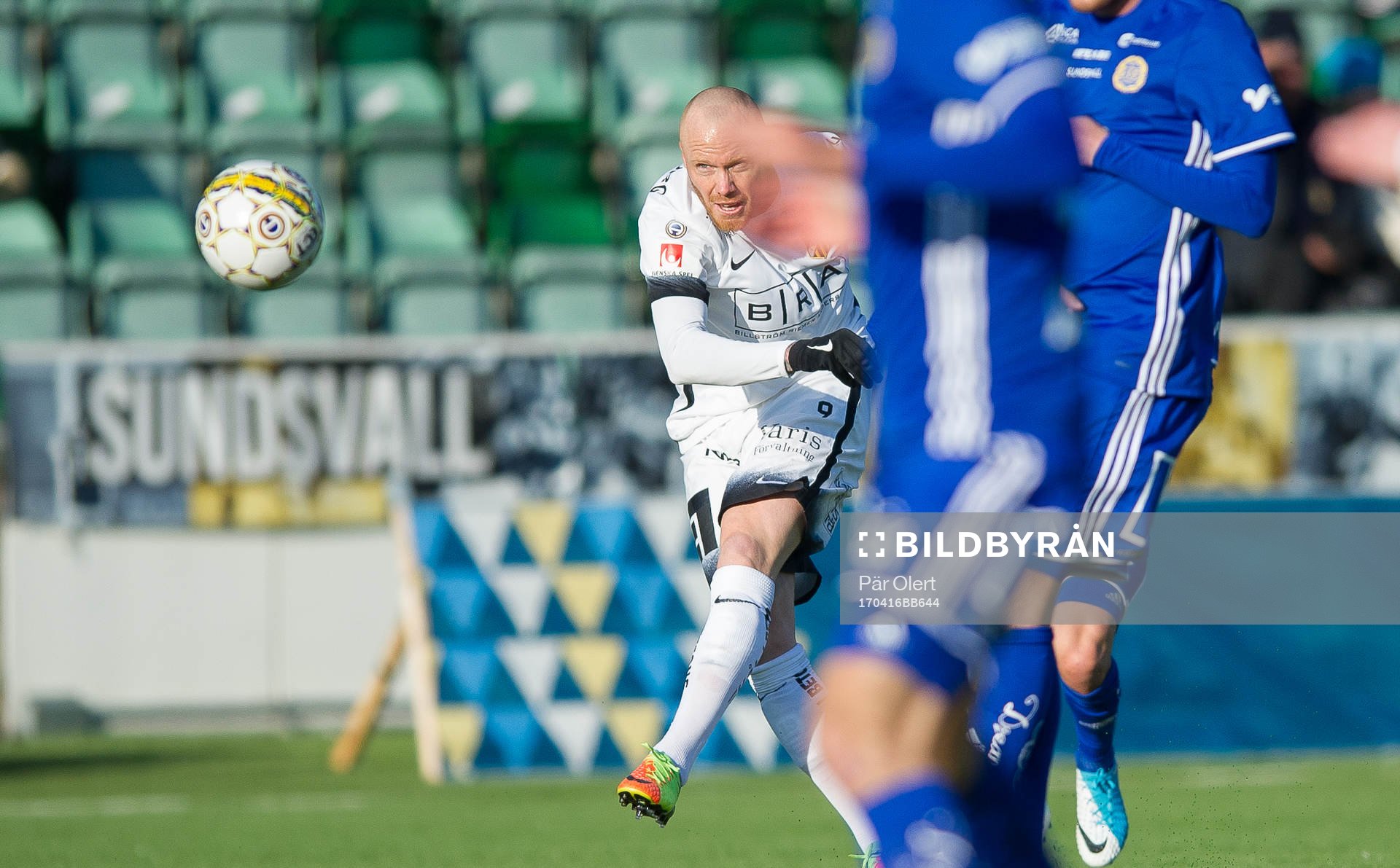 Häckens Alexander Farnerud skjuter 0-1 målet