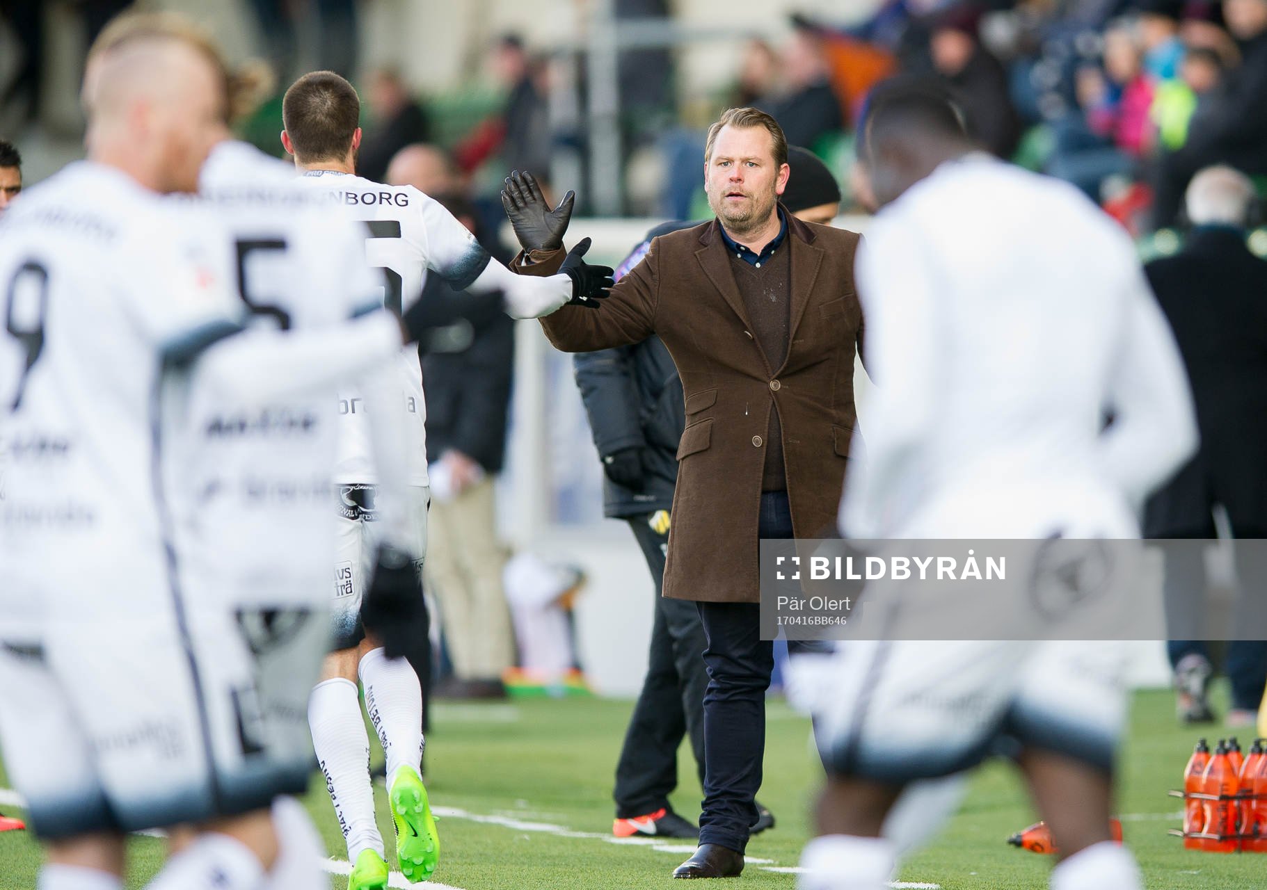 Häckens tränare Mikael Stahre jublar efter 0-2 målet av Alhassan Kamara under fotbollsmatchen i Allsvenskan mellan GIF Sundsvall och Häcken den 16 April 2017 i Sundsvall.