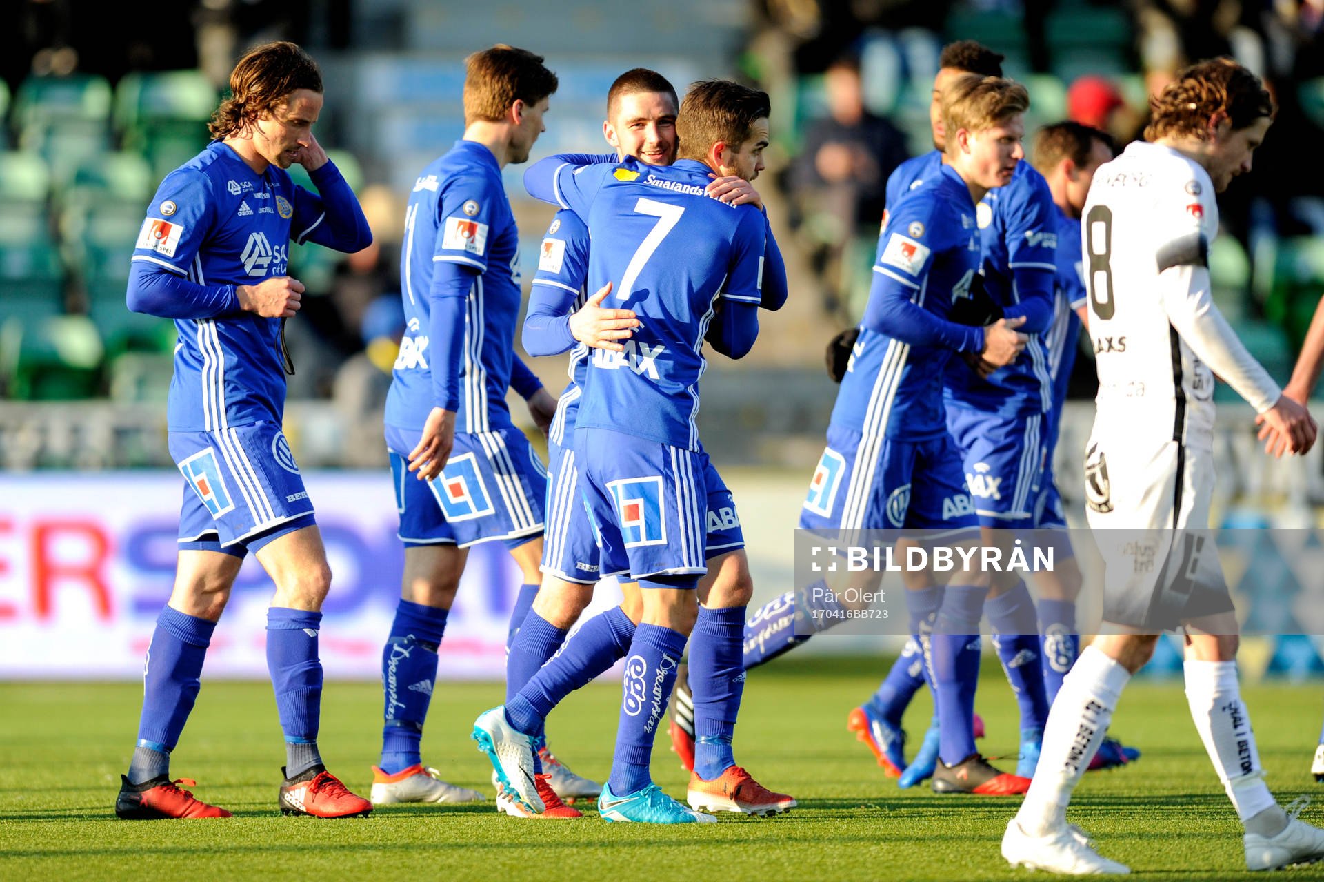Sundsvalls Kristinn Freyr Sigurdsson jublar med lagkamrater efter 1-2 under fotbollsmatchen i Allsvenskan mellan Gif Sundsvall och Häcken den 16 April 2017 i Sundsvall.