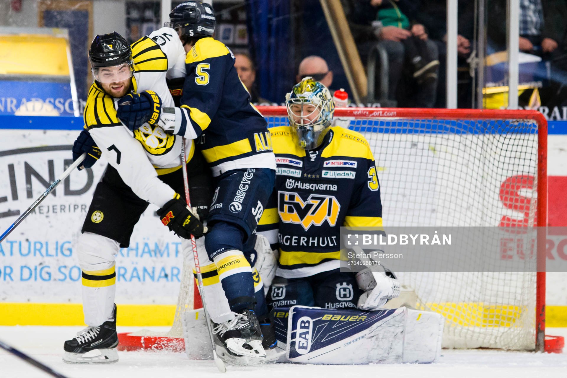 s Adam Almquist i duell framför målvakt Linus Söderström