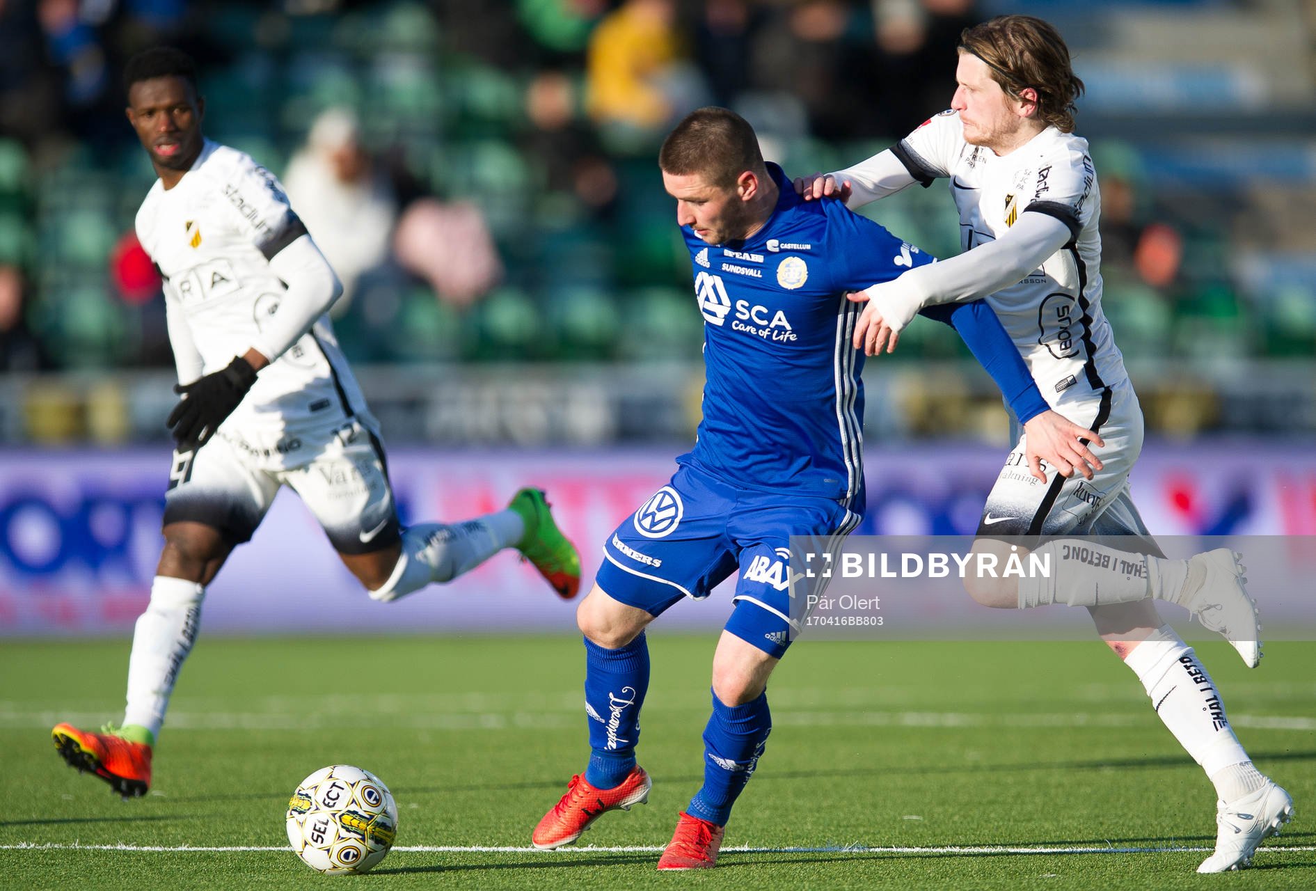Sundsvalls Kristinn Freyr Sigurdsson i närkamp mot Häckens Erik Friberg under fotbollsmatchen i Allsvenskan mellan GIF Sundsvall och Häcken den 16 April 2017 i Sundsvall.